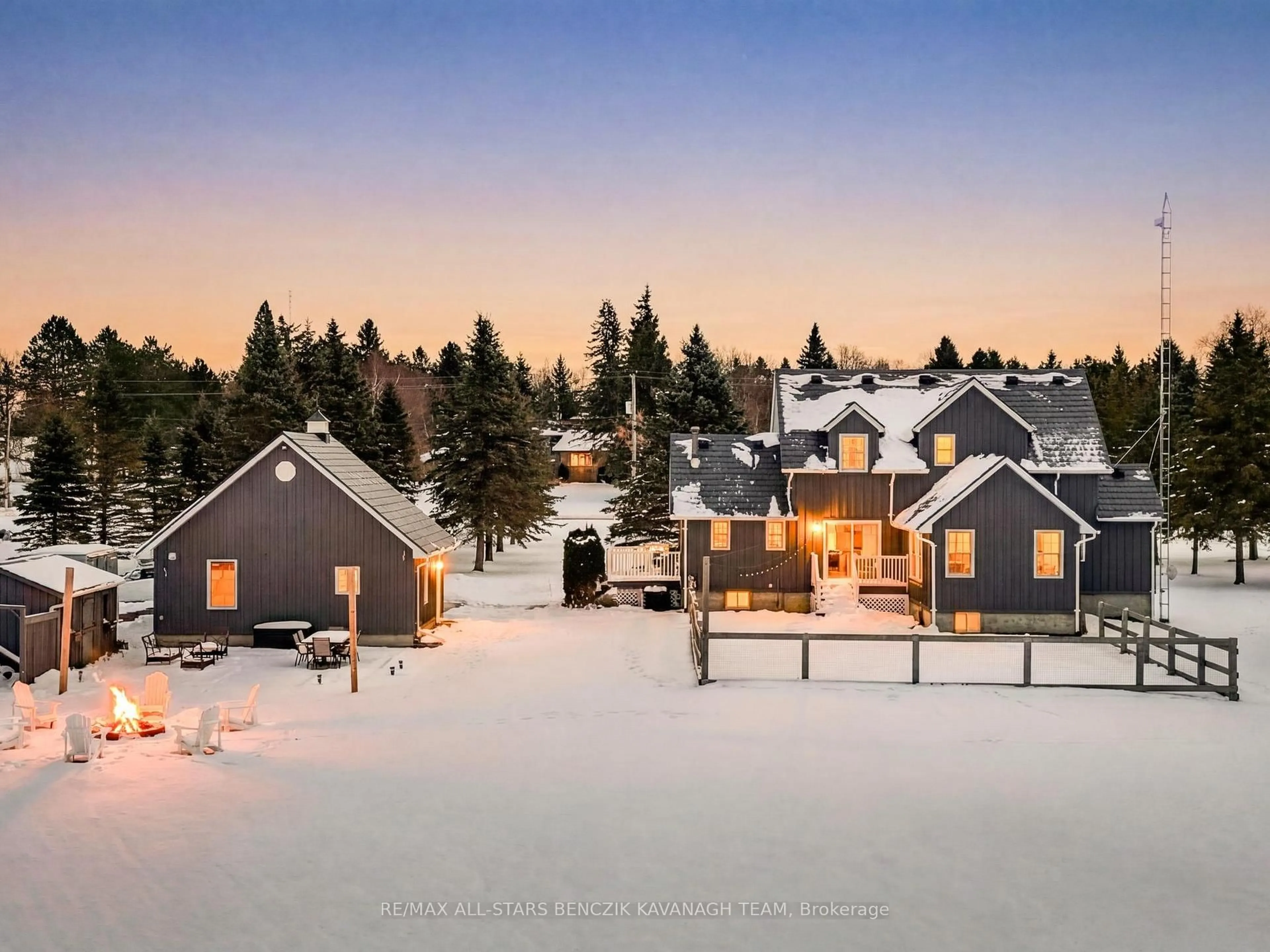 A pic from outside/outdoor area/front of a property/back of a property/a pic from drone, street for 736 Regional Road 13, Uxbridge Ontario L9P 1R2