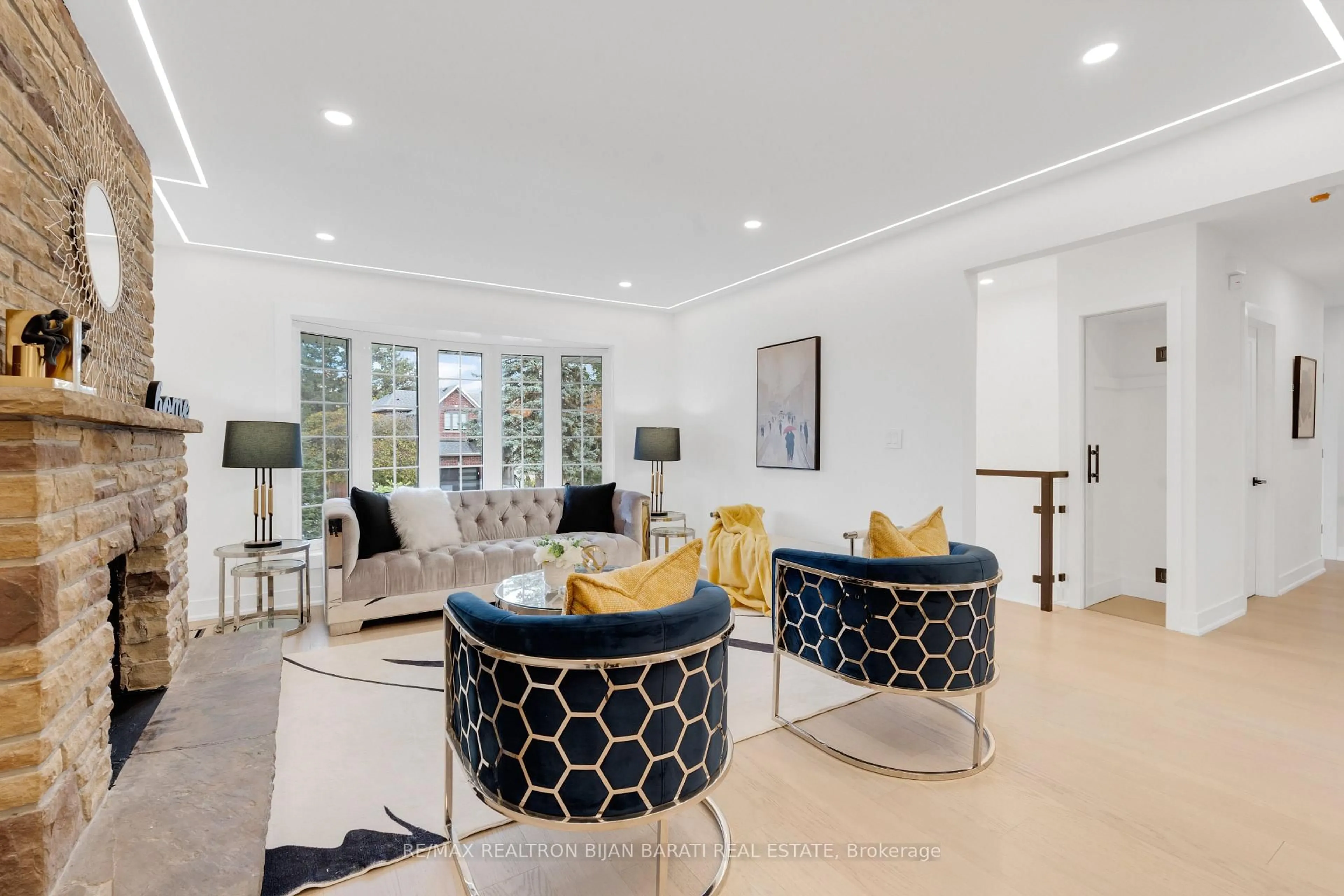 Living room with furniture, unknown for 14 Henderson Ave, Markham Ontario L3T 2K3