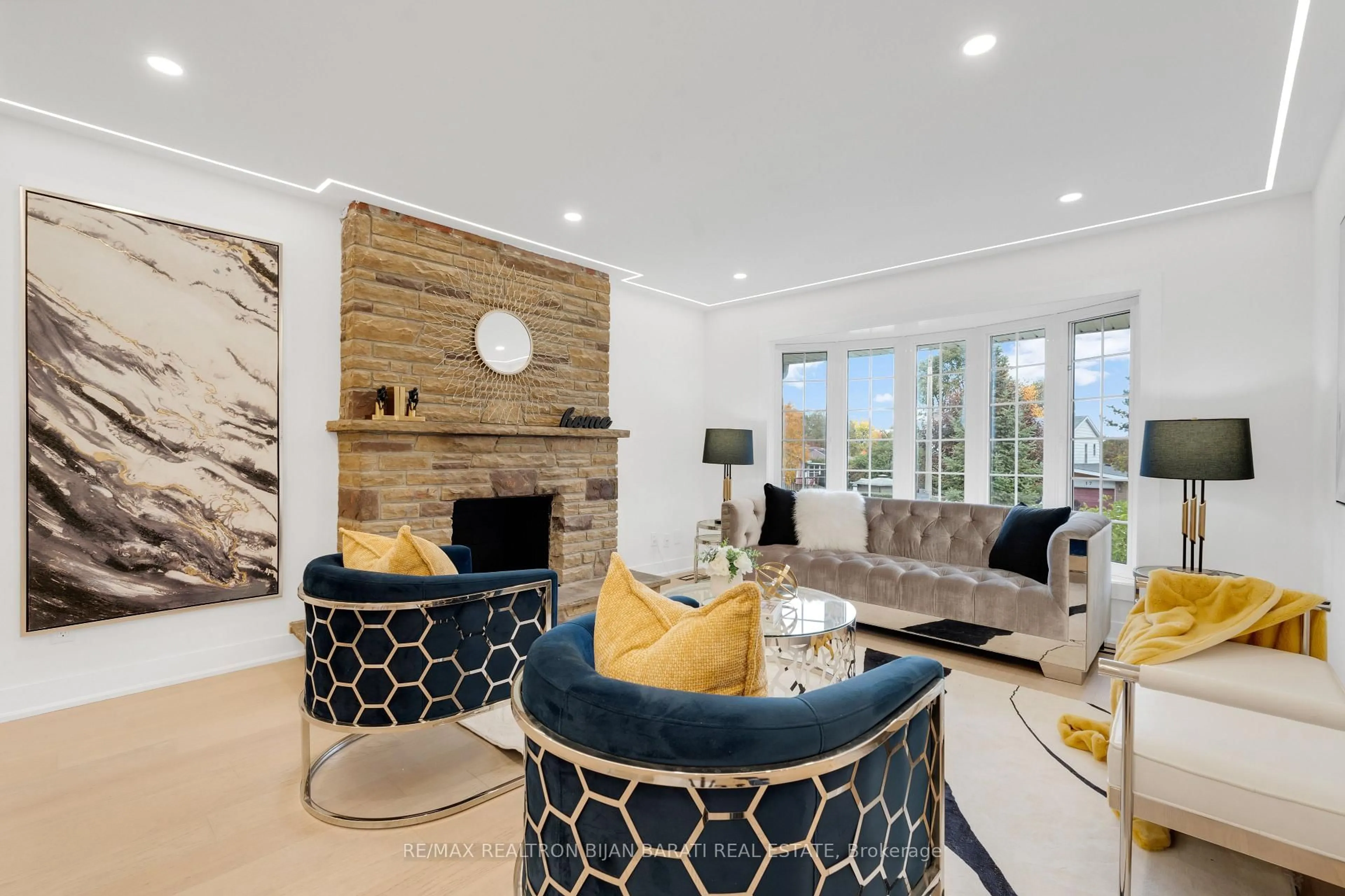 Living room with furniture, unknown for 14 Henderson Ave, Markham Ontario L3T 2K3