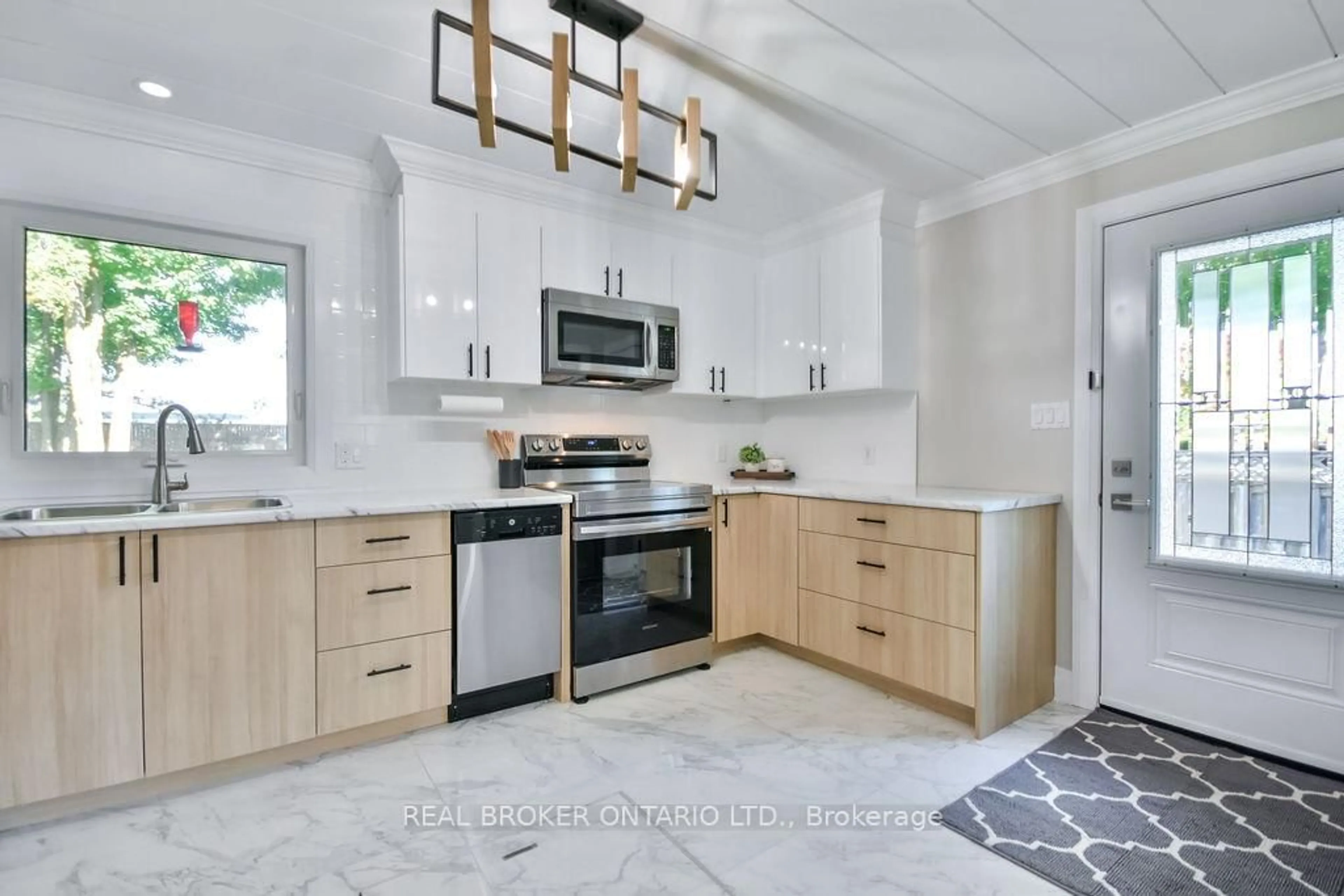 Open concept kitchen, ceramic/tile floor for 812 Cook St, Innisfil Ontario L9S 2J1