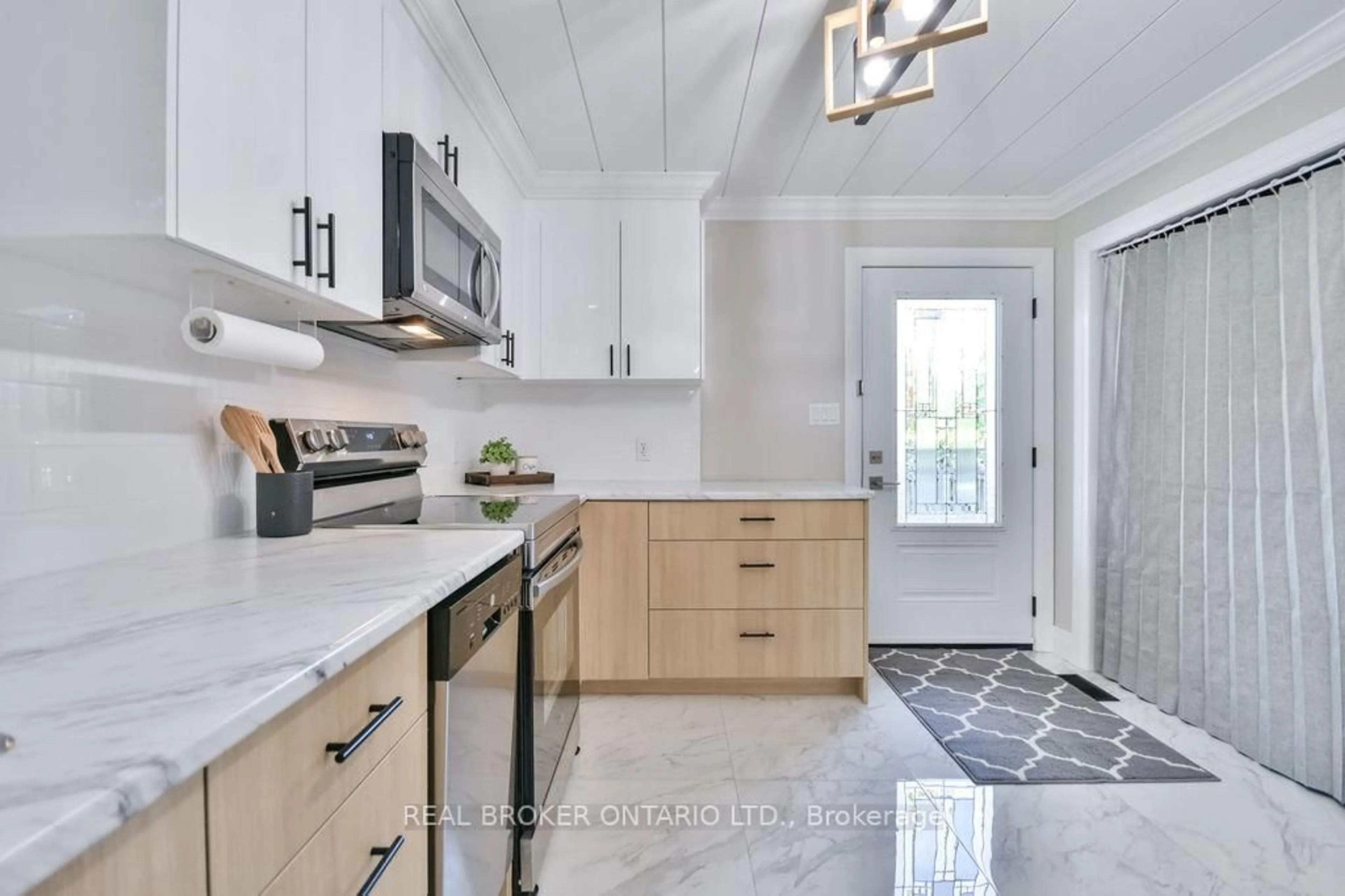 Contemporary kitchen, ceramic/tile floor for 812 Cook St, Innisfil Ontario L9S 2J1