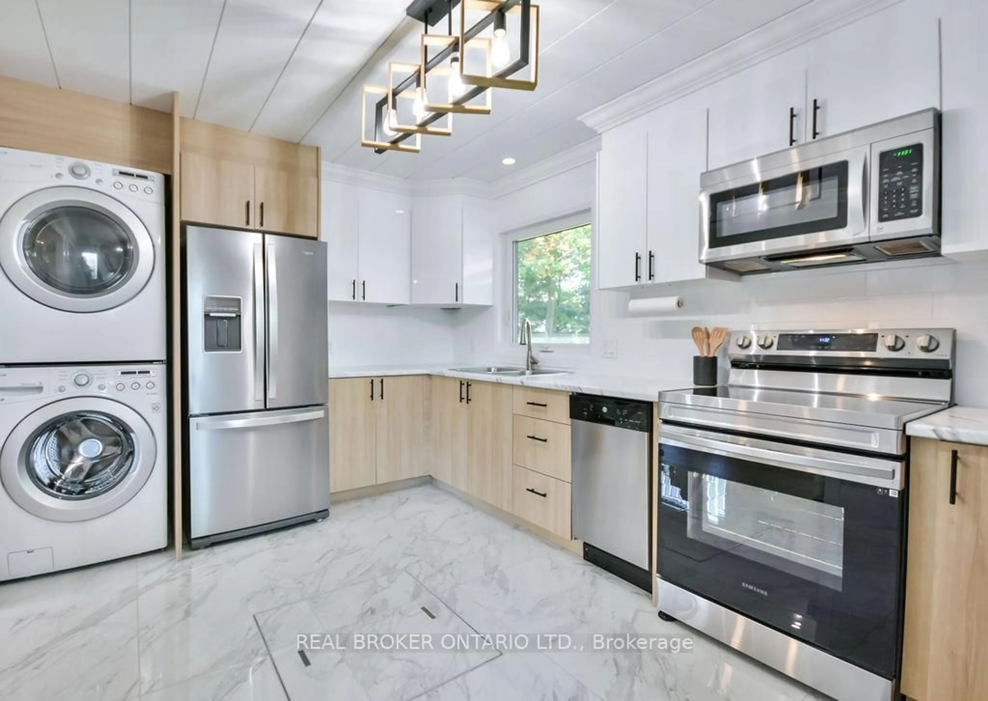 Open concept kitchen, ceramic/tile floor for 812 Cook St, Innisfil Ontario L9S 2J1