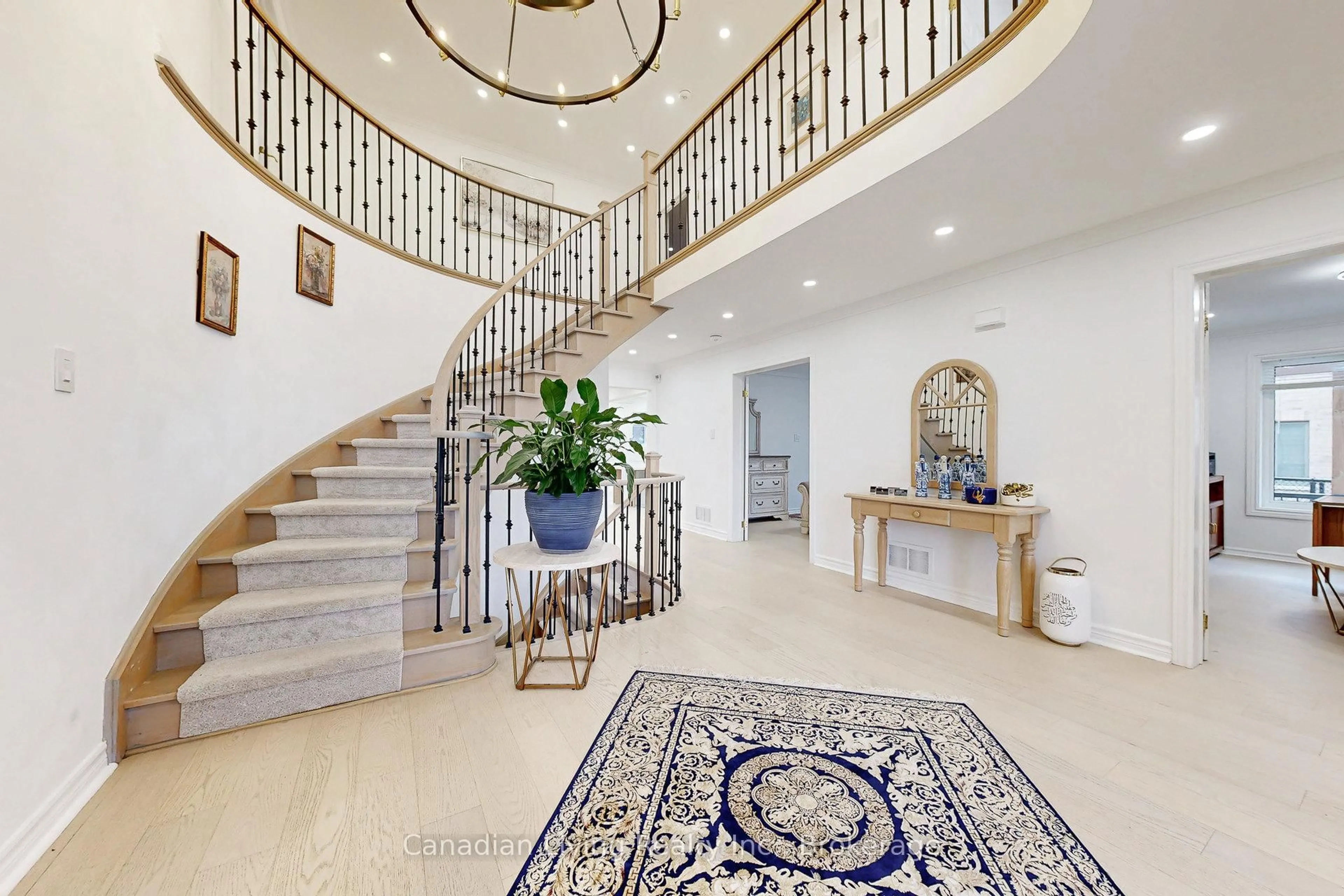 Indoor foyer for 870 Robellino Crt, Newmarket Ontario L3X 1L5