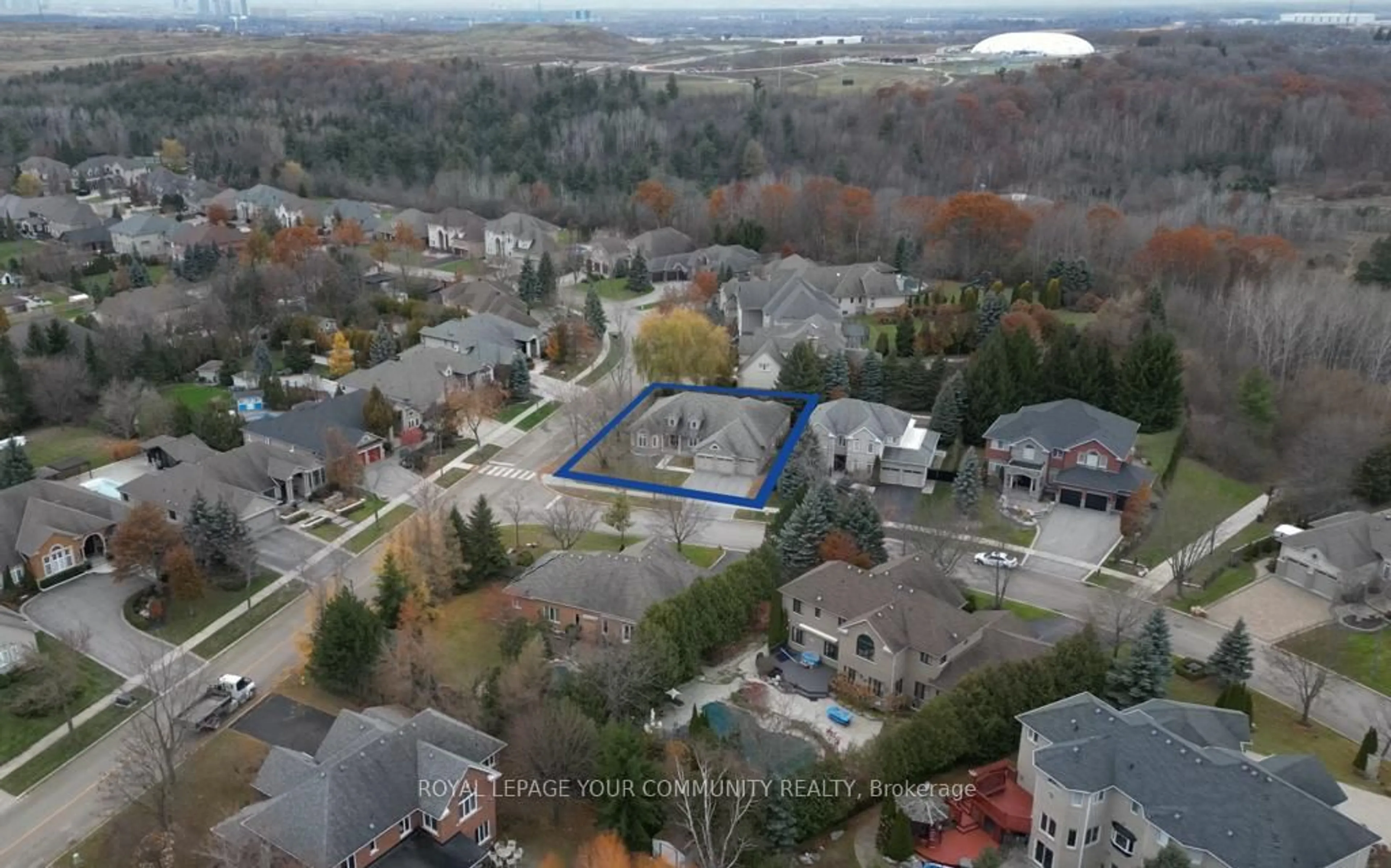A pic from outside/outdoor area/front of a property/back of a property/a pic from drone, mountain view for 2 Kootenay Rdge, Vaughan Ontario L6A 2W1
