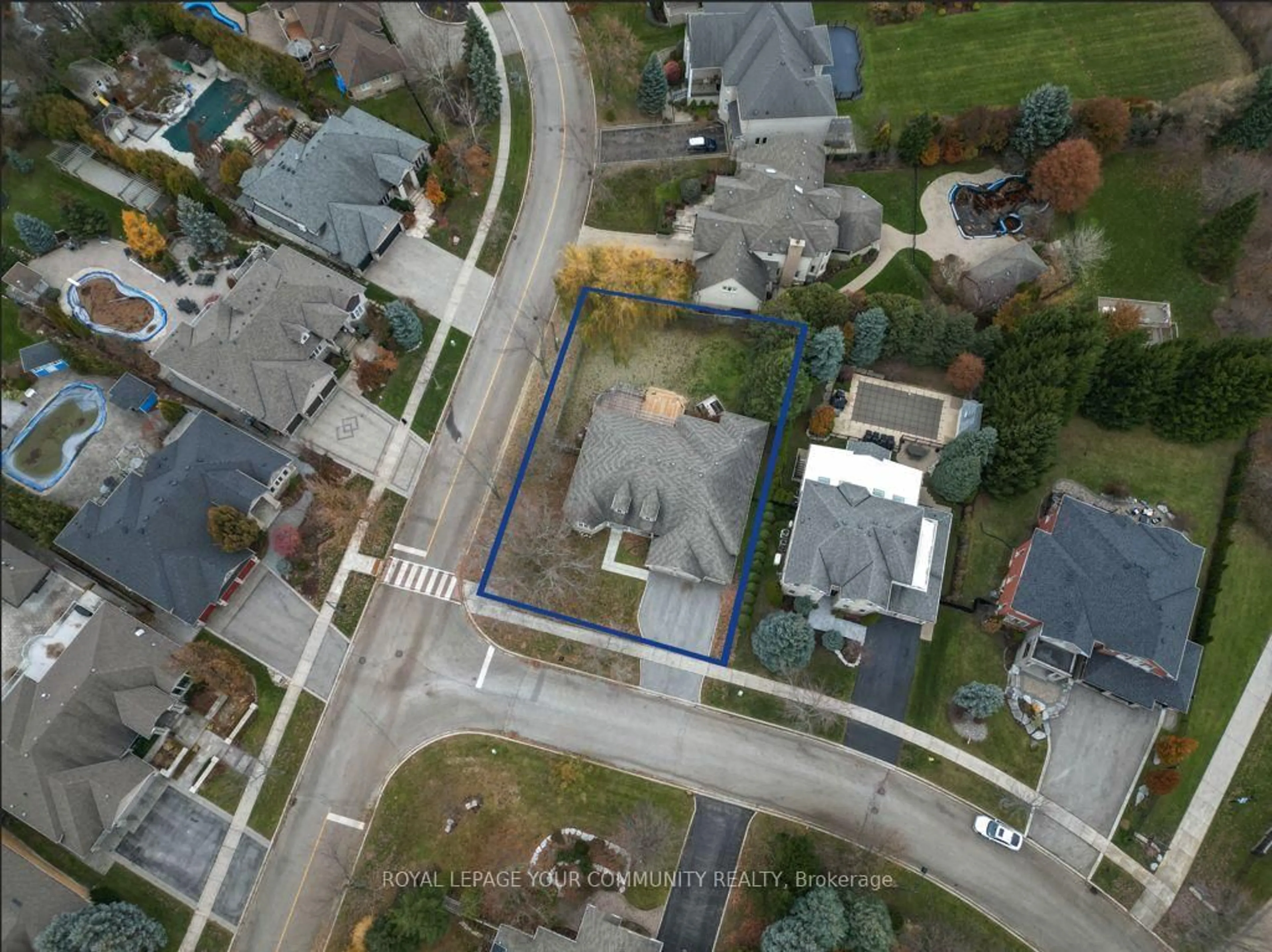 A pic from outside/outdoor area/front of a property/back of a property/a pic from drone, street for 2 Kootenay Rdge, Vaughan Ontario L6A 2W1