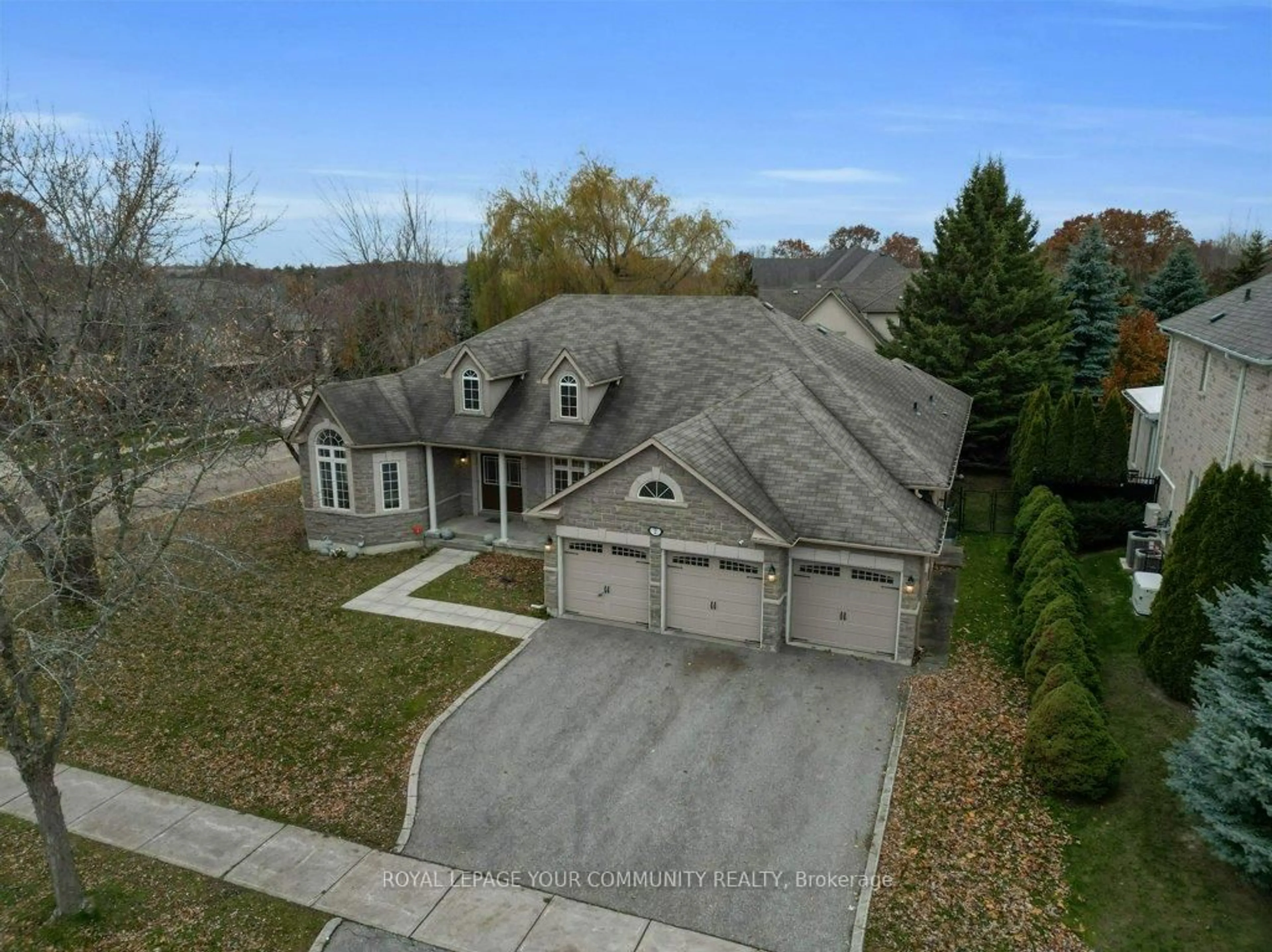 A pic from outside/outdoor area/front of a property/back of a property/a pic from drone, street for 2 Kootenay Rdge, Vaughan Ontario L6A 2W1