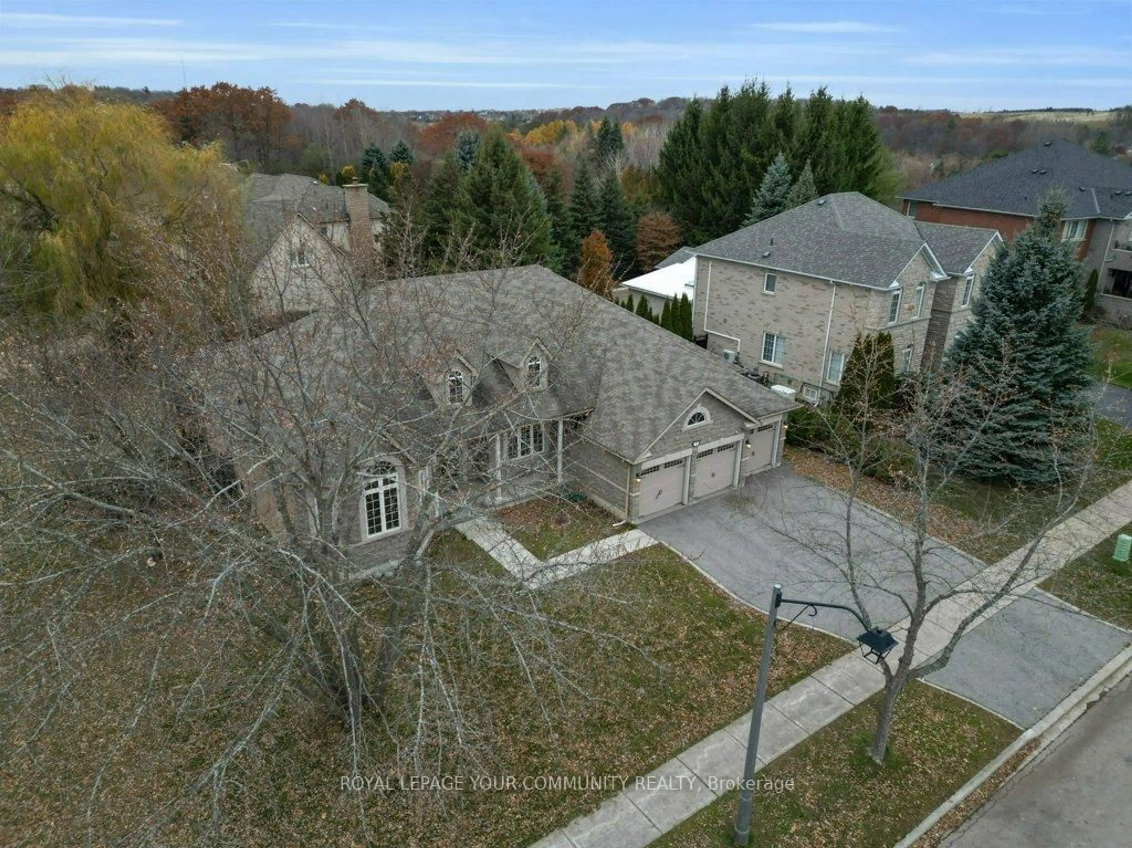 A pic from outside/outdoor area/front of a property/back of a property/a pic from drone, street for 2 Kootenay Rdge, Vaughan Ontario L6A 2W1