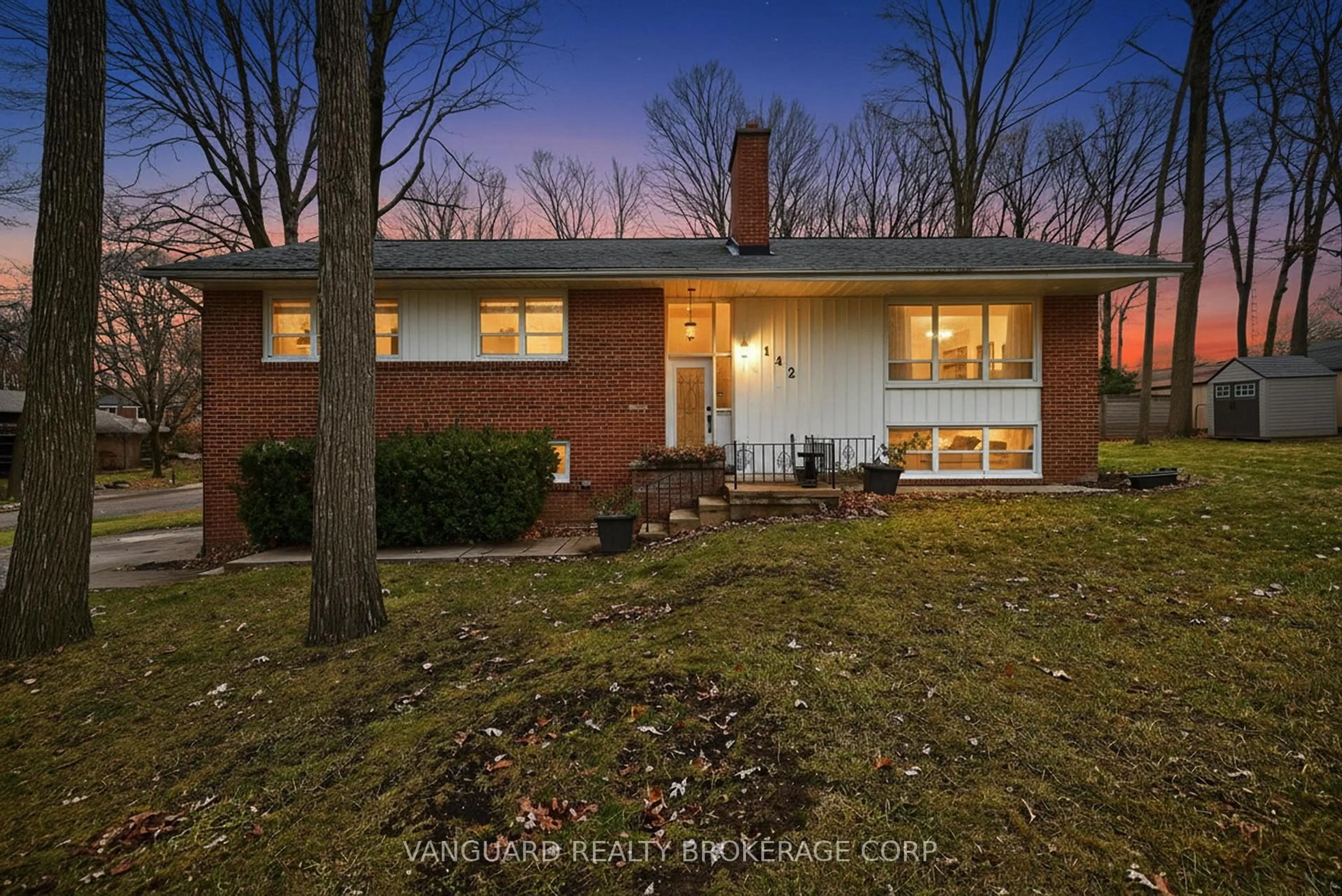 Home with brick exterior material, street for 142 Beechwood Cres, Newmarket Ontario L3Y 1W3