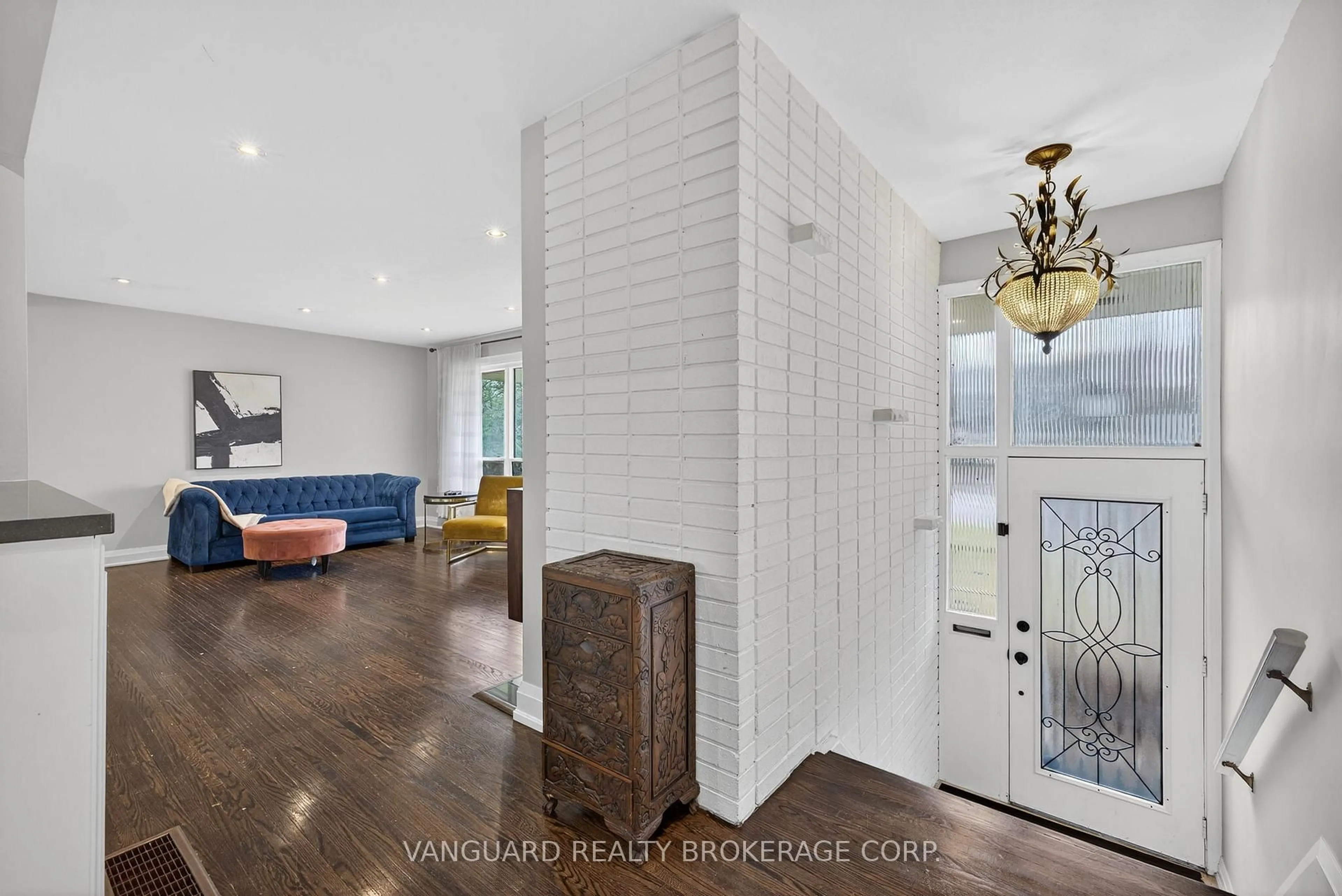 Indoor entryway for 142 Beechwood Cres, Newmarket Ontario L3Y 1W3