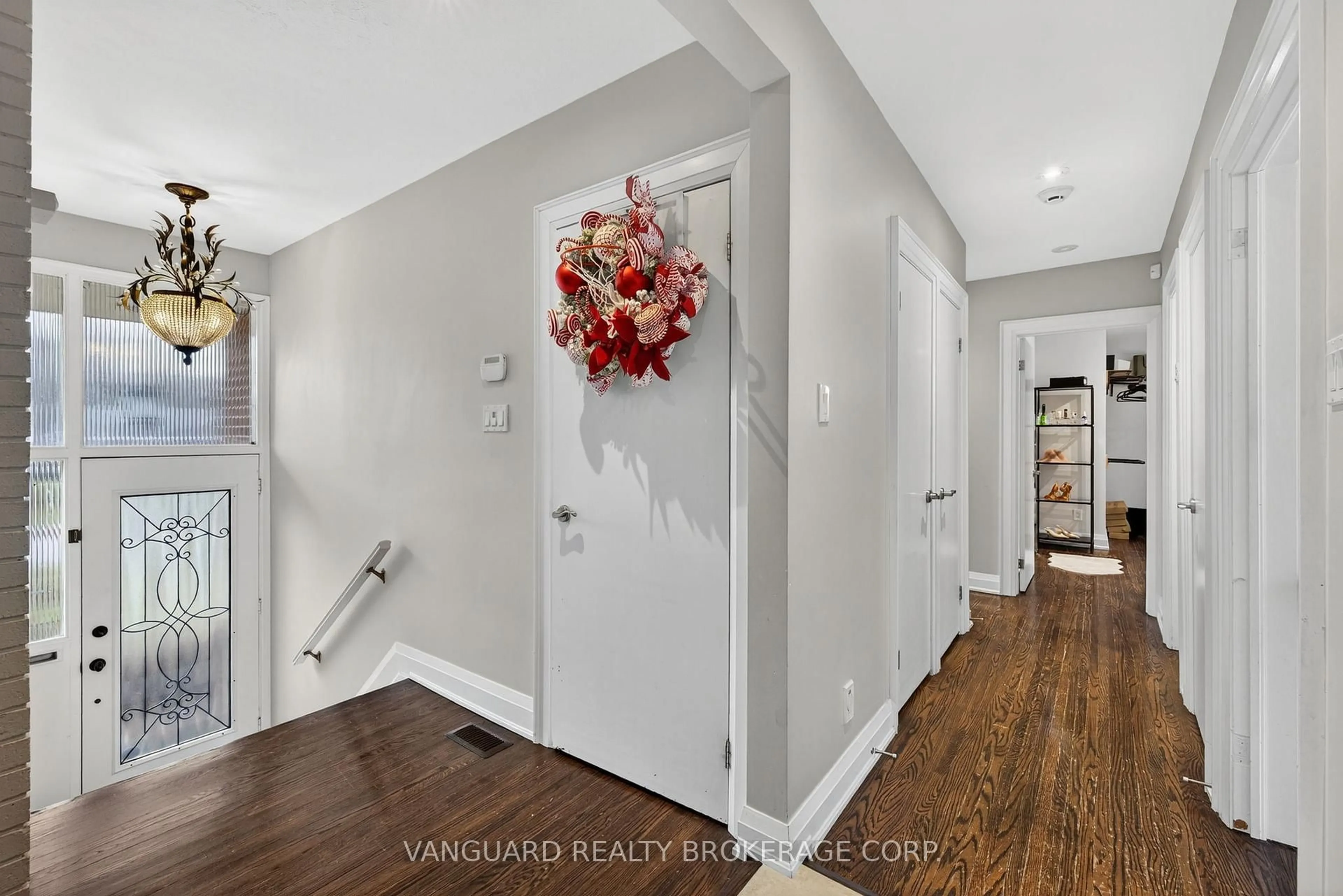 Indoor entryway for 142 Beechwood Cres, Newmarket Ontario L3Y 1W3