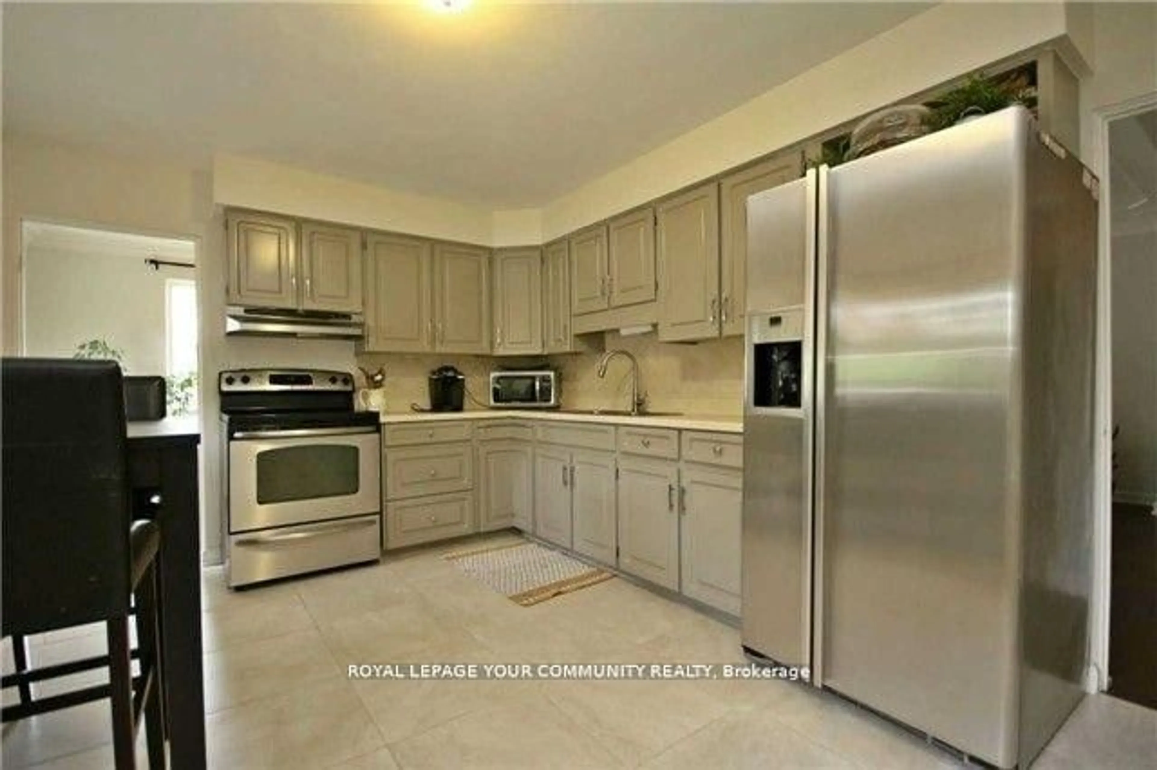 Standard kitchen, ceramic/tile floor for 197 Church St, Bradford West Gwillimbury Ontario L3Z 1R4