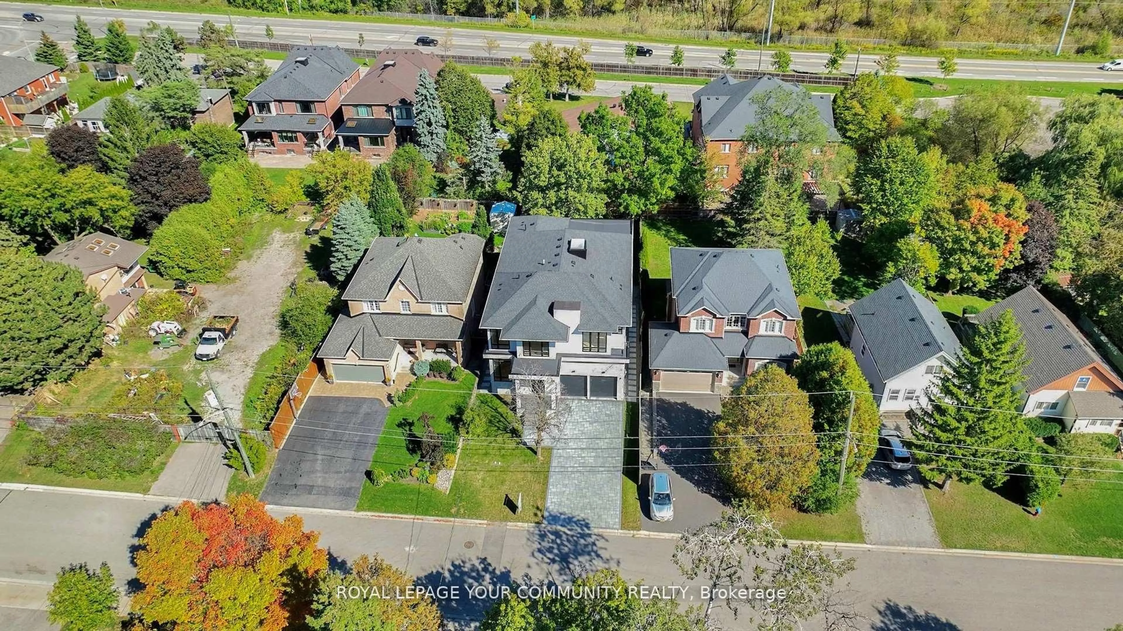 A pic from outside/outdoor area/front of a property/back of a property/a pic from drone, street for 45 Drynoch Ave, Richmond Hill Ontario L4E 3E7