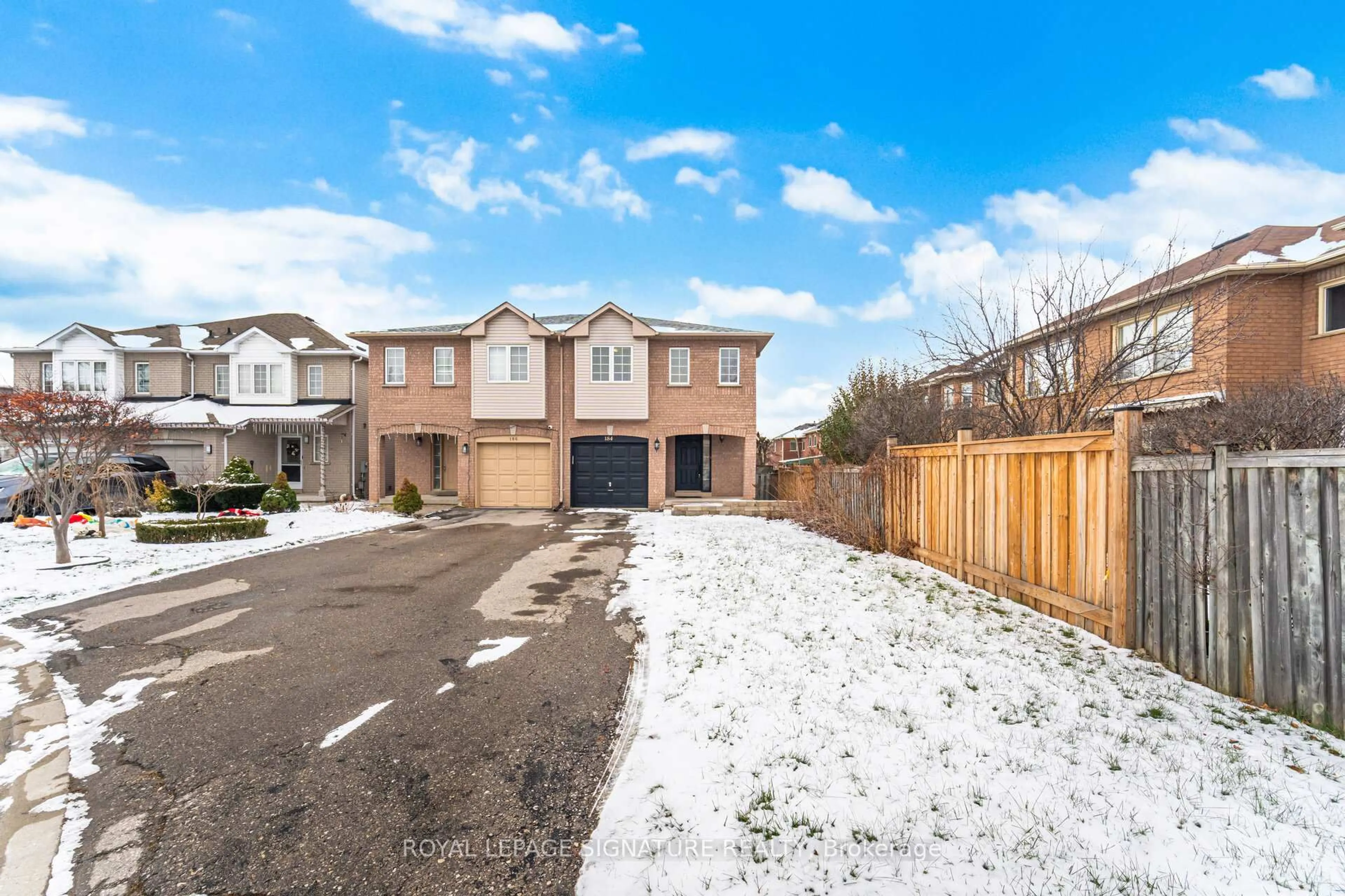 A pic from outside/outdoor area/front of a property/back of a property/a pic from drone, street for 184 Lindenshire Ave, Vaughan Ontario L6A 2X4