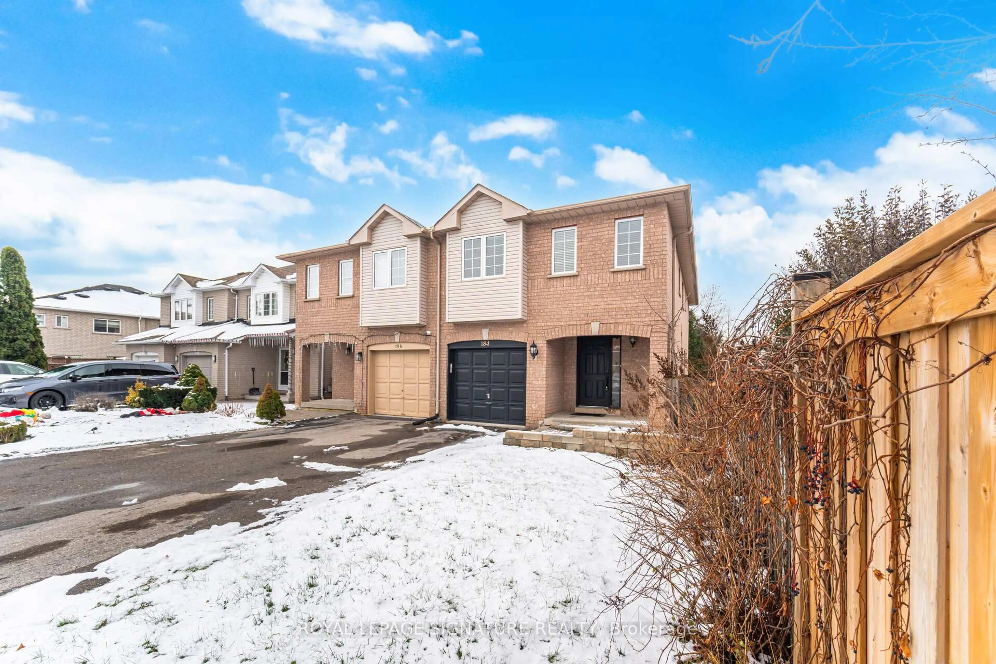 A pic from outside/outdoor area/front of a property/back of a property/a pic from drone, street for 184 Lindenshire Ave, Vaughan Ontario L6A 2X4
