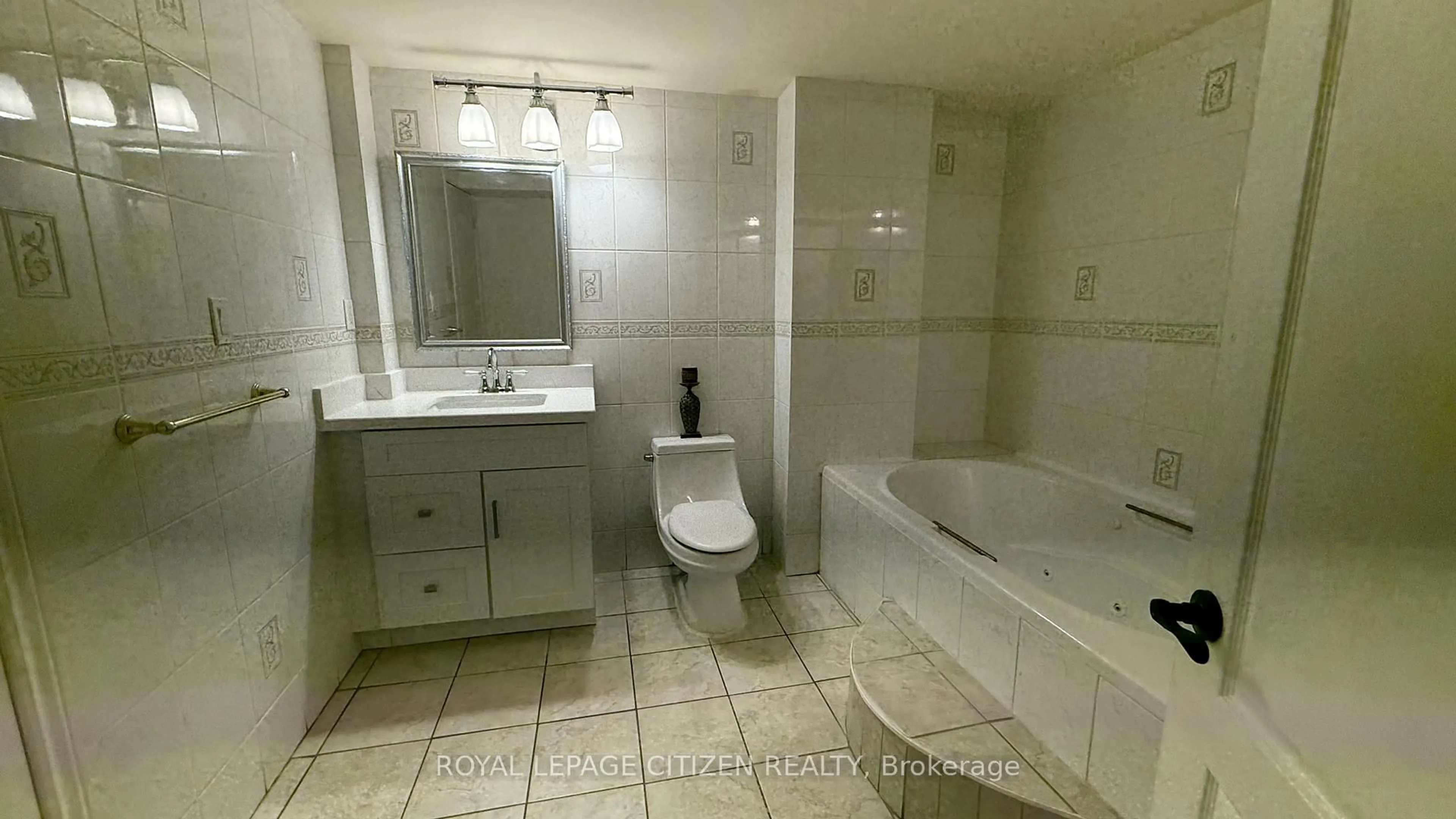 Standard bathroom, ceramic/tile floor for 180 Kimber Cres, Vaughan Ontario L4L 9K3