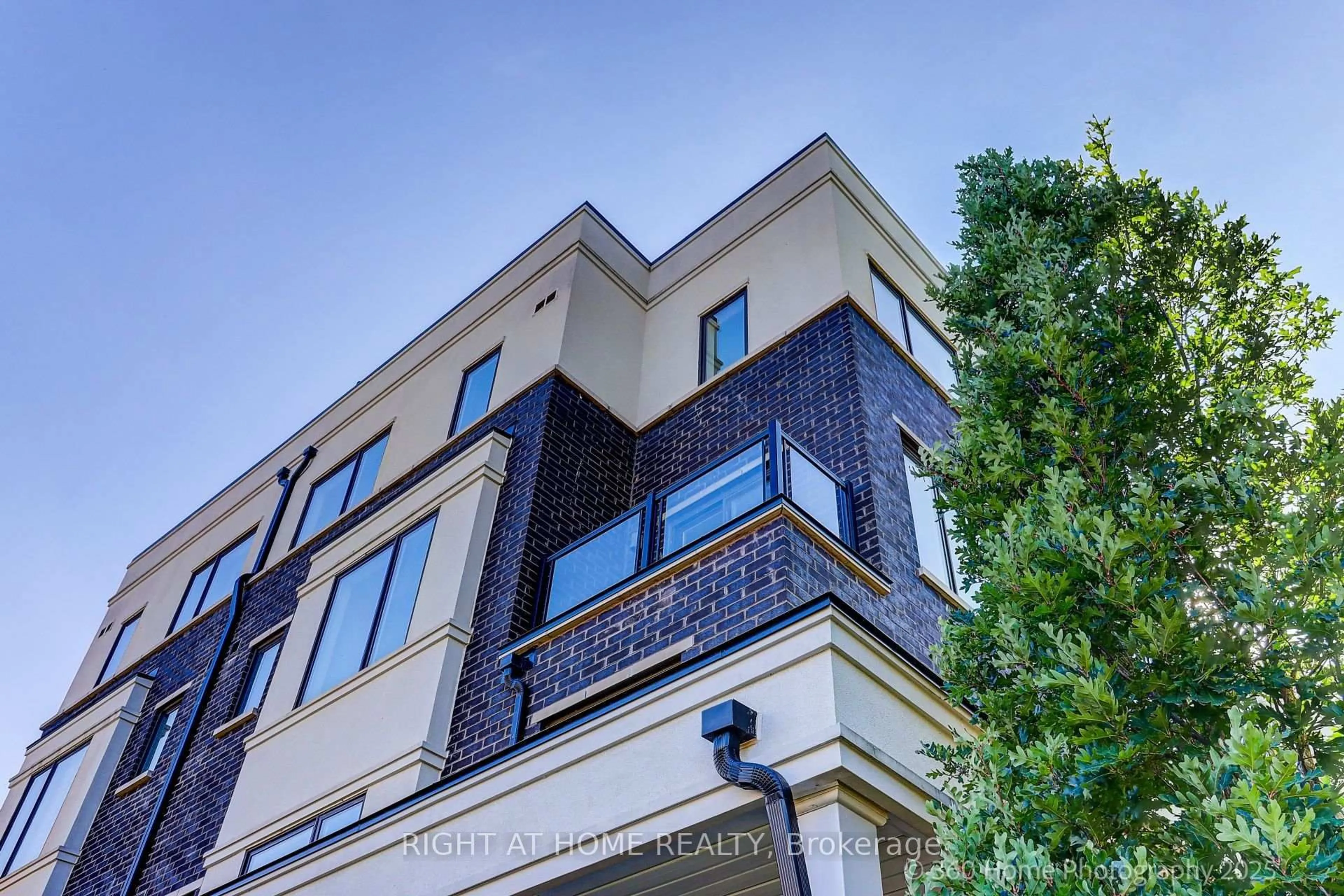 Home with brick exterior material, building for 200 Alex Gardner Circ #28, Aurora Ontario L4G 3G5