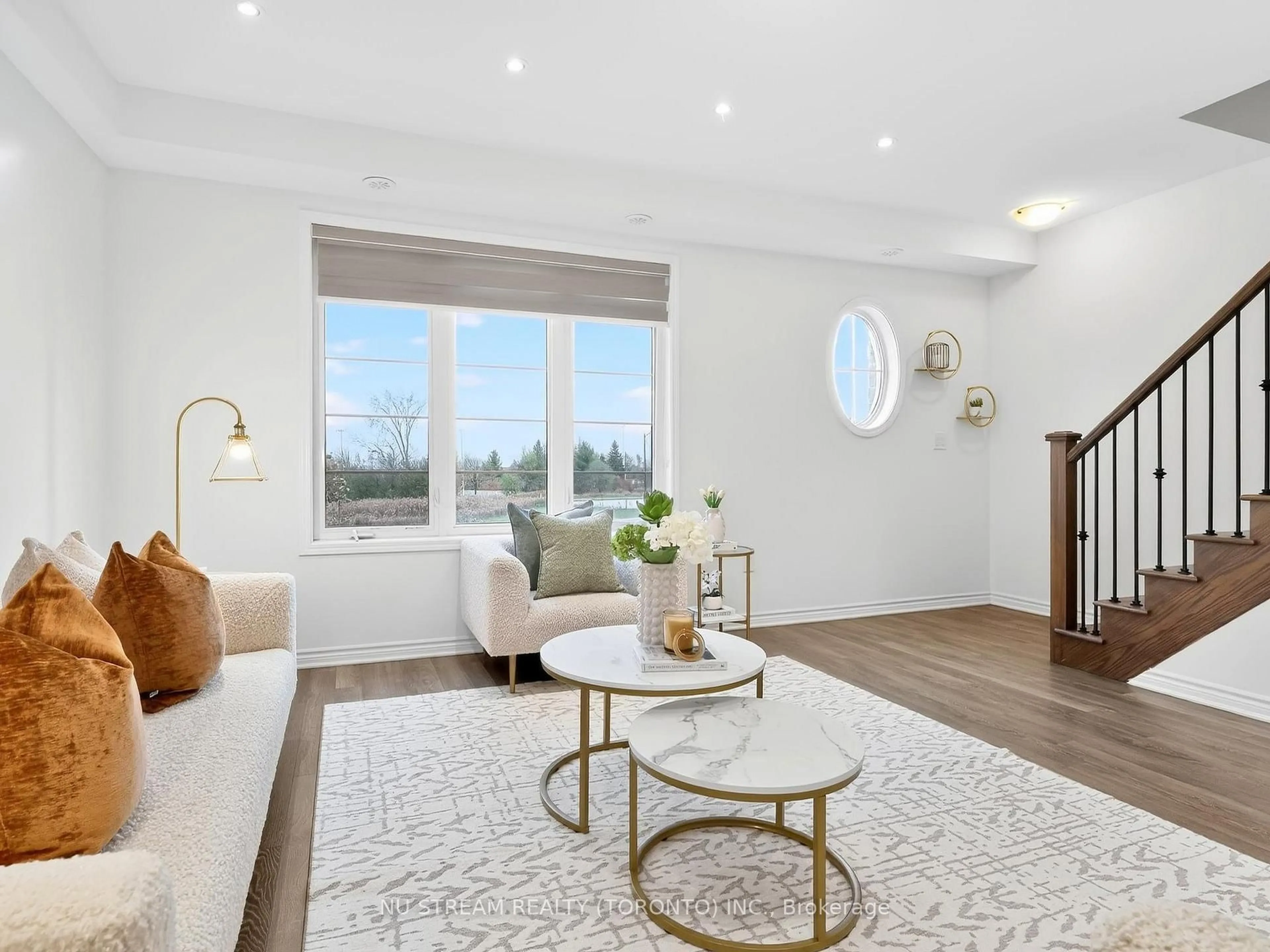 Living room with furniture, unknown for 38 WILLIAM F.BELL Pkwy, Richmond Hill Ontario L4S 0K1