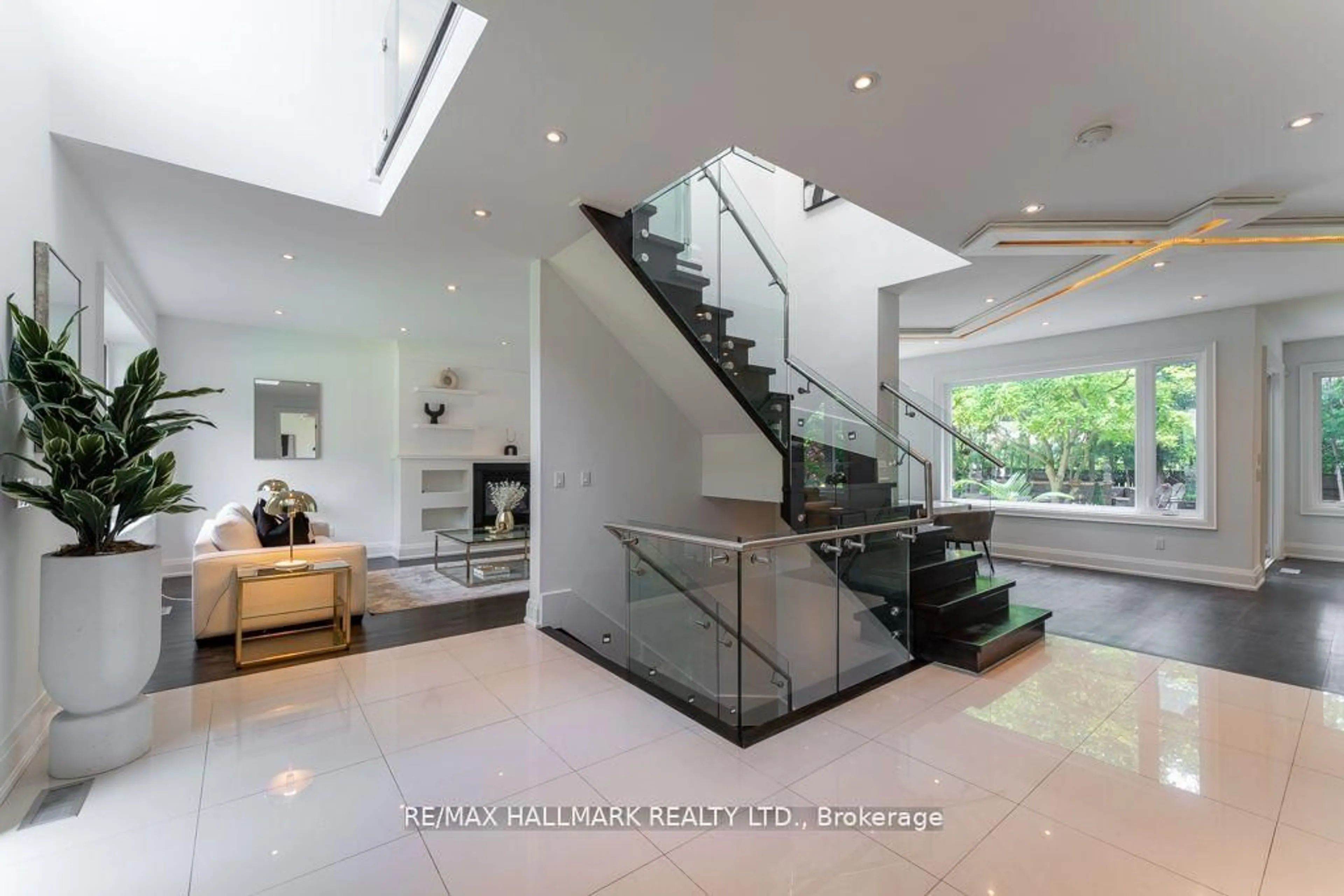 Indoor foyer for 17 Hammok Cres, Markham Ontario L3T 2X1