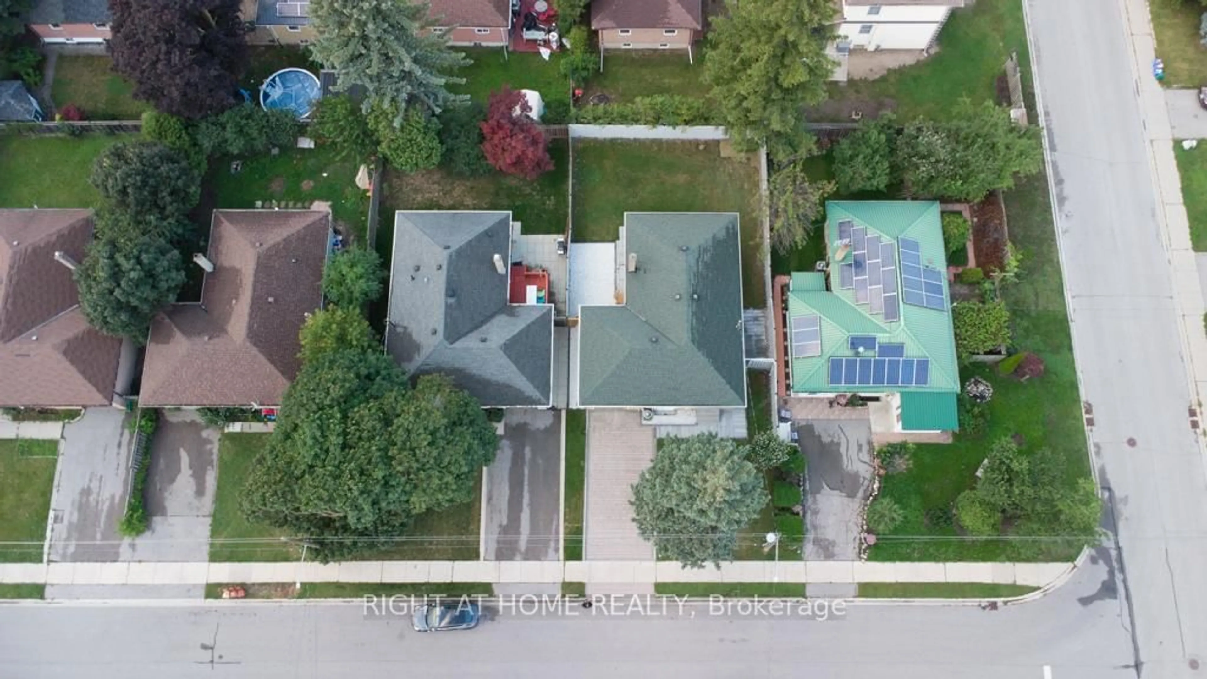 A pic from outside/outdoor area/front of a property/back of a property/a pic from drone, city buildings view from balcony for 343 Boisdale Ave, Richmond Hill Ontario L4C 1R4
