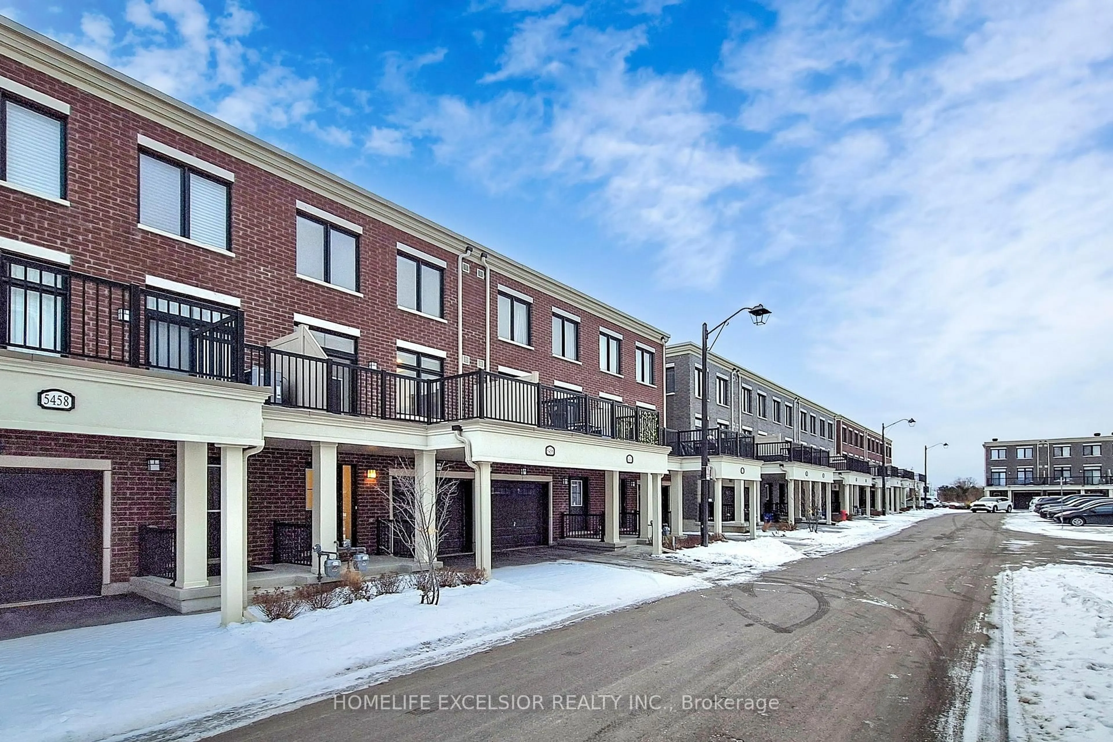 Patio, street for 5456 Main St, Whitchurch-Stouffville Ontario L4A 4W8