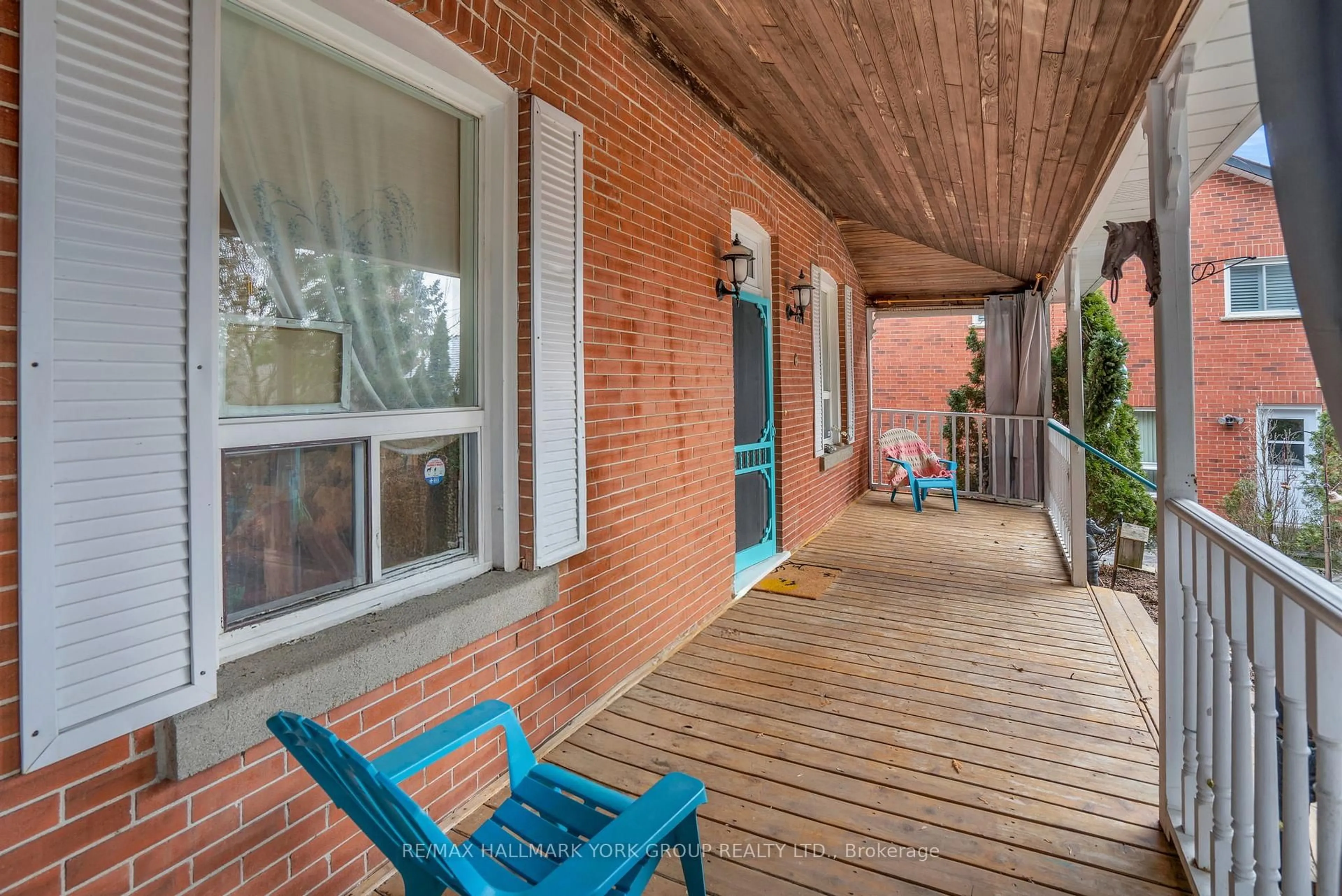 Patio, street for 22 Marksbury Crt, Aurora Ontario L4G 5G6