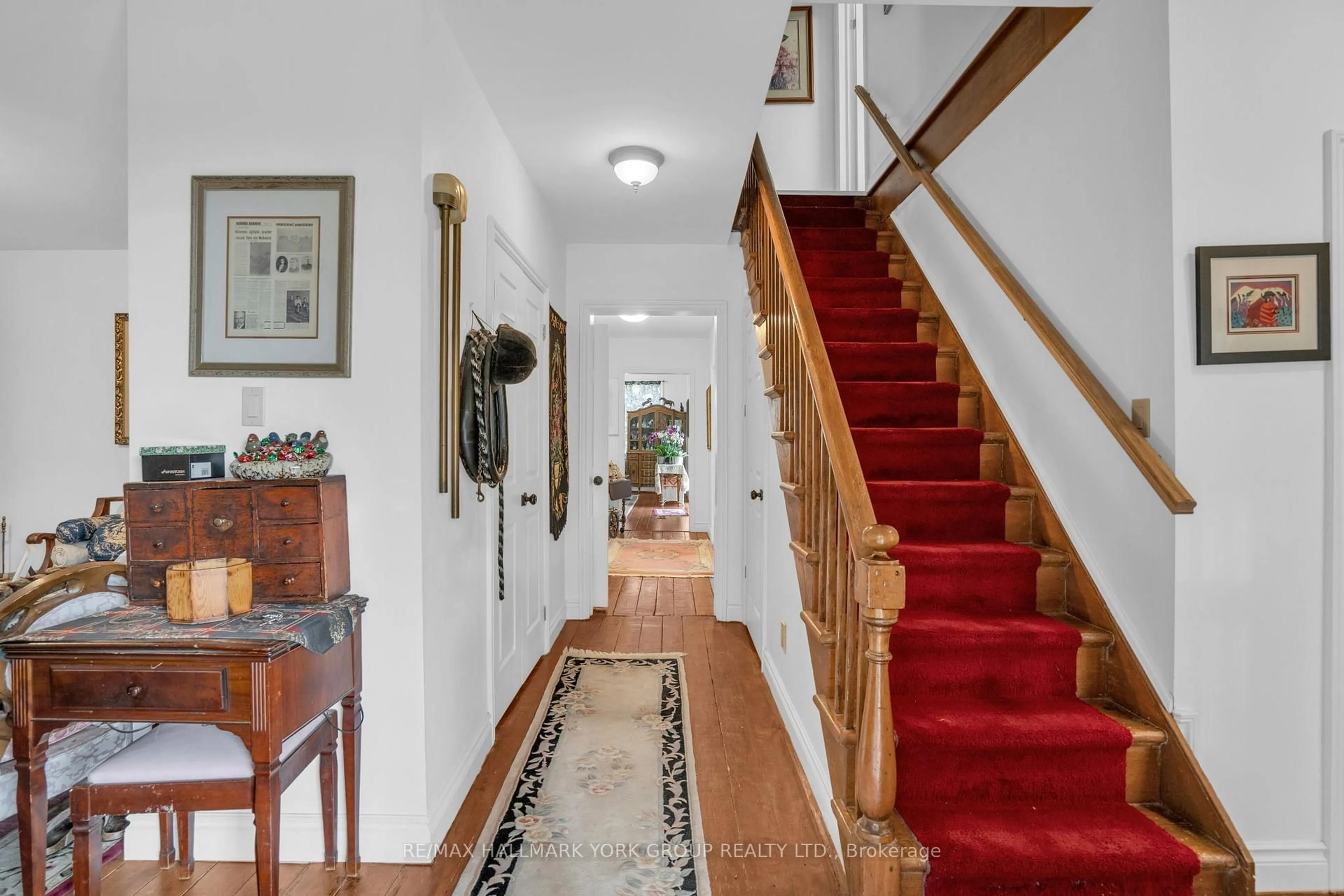 Indoor foyer for 22 Marksbury Crt, Aurora Ontario L4G 5G6