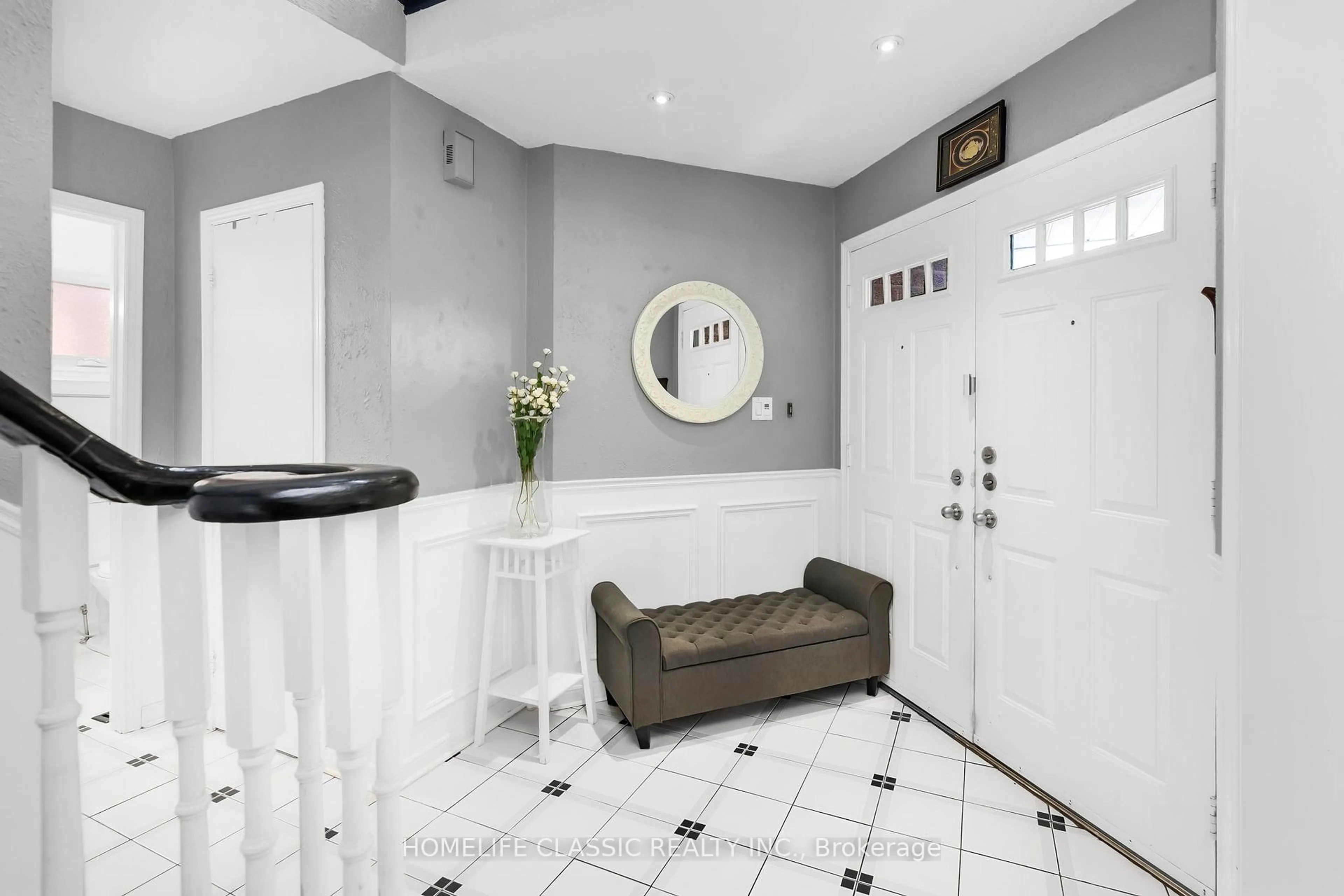 Indoor entryway for 72 Gayla St, Vaughan Ontario L4J 6G1