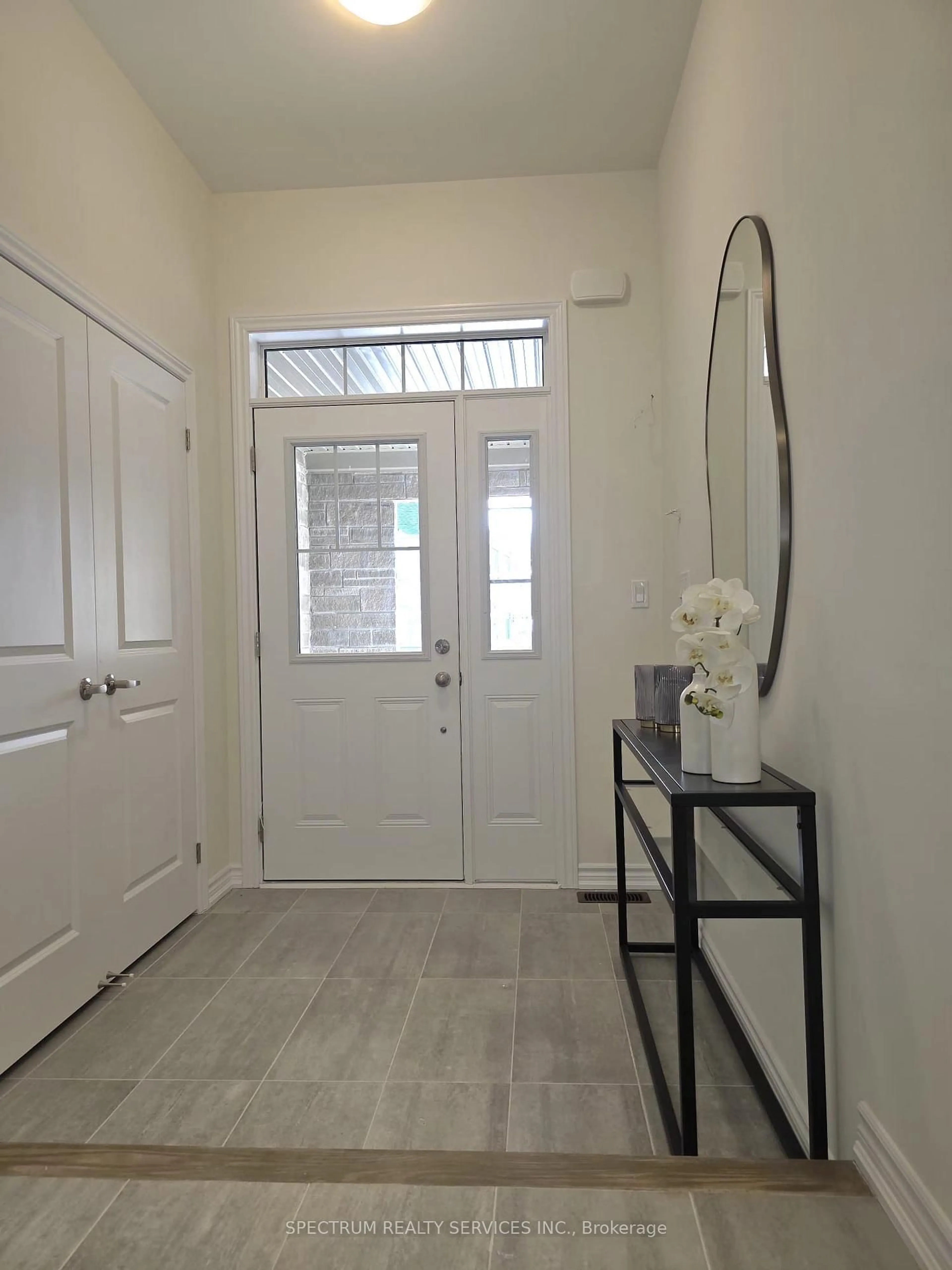 Indoor entryway for 19 Inverness Way, Bradford West Gwillimbury Ontario L3Z 0W4