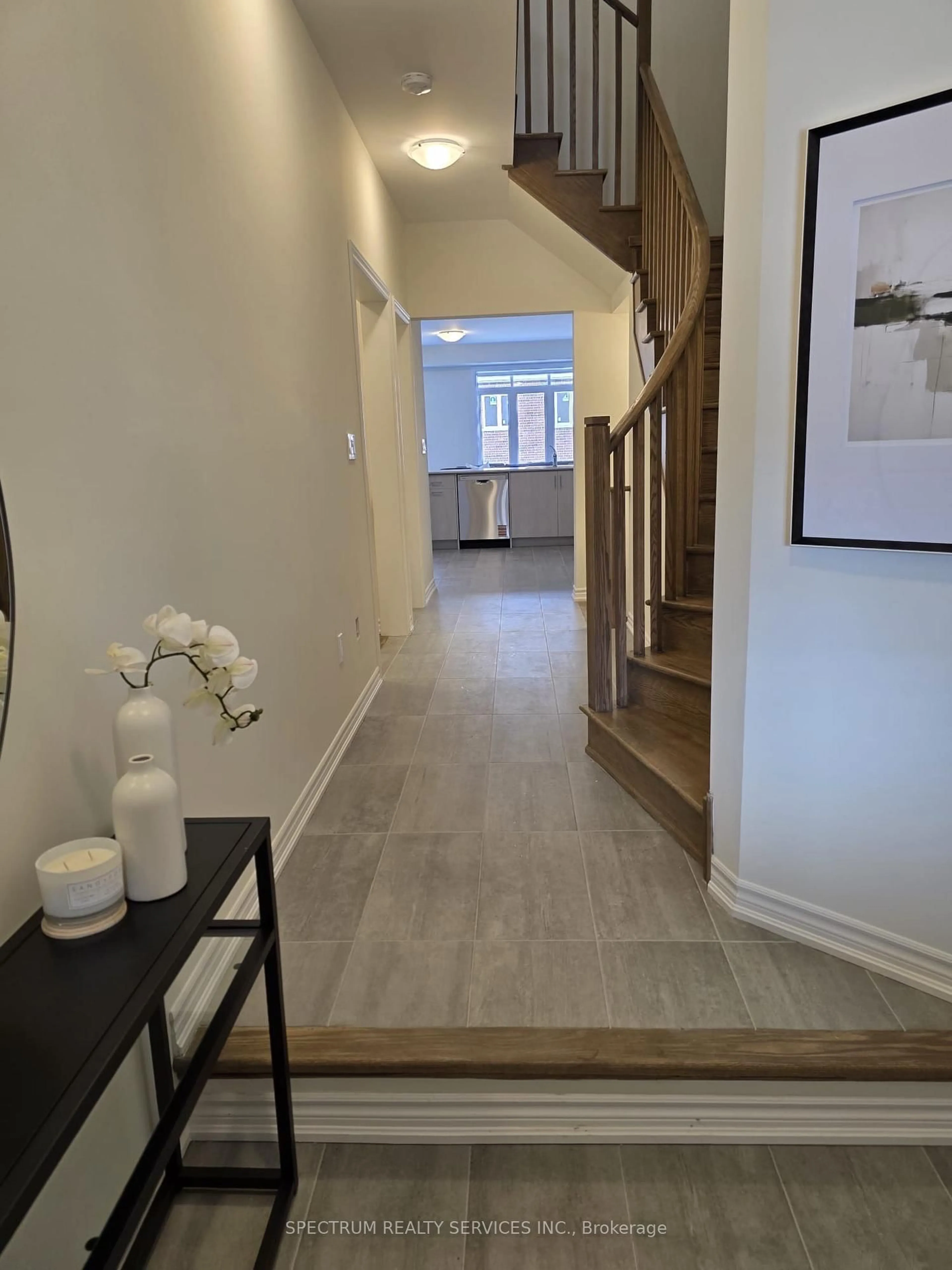 Indoor entryway for 19 Inverness Way, Bradford West Gwillimbury Ontario L3Z 0W4