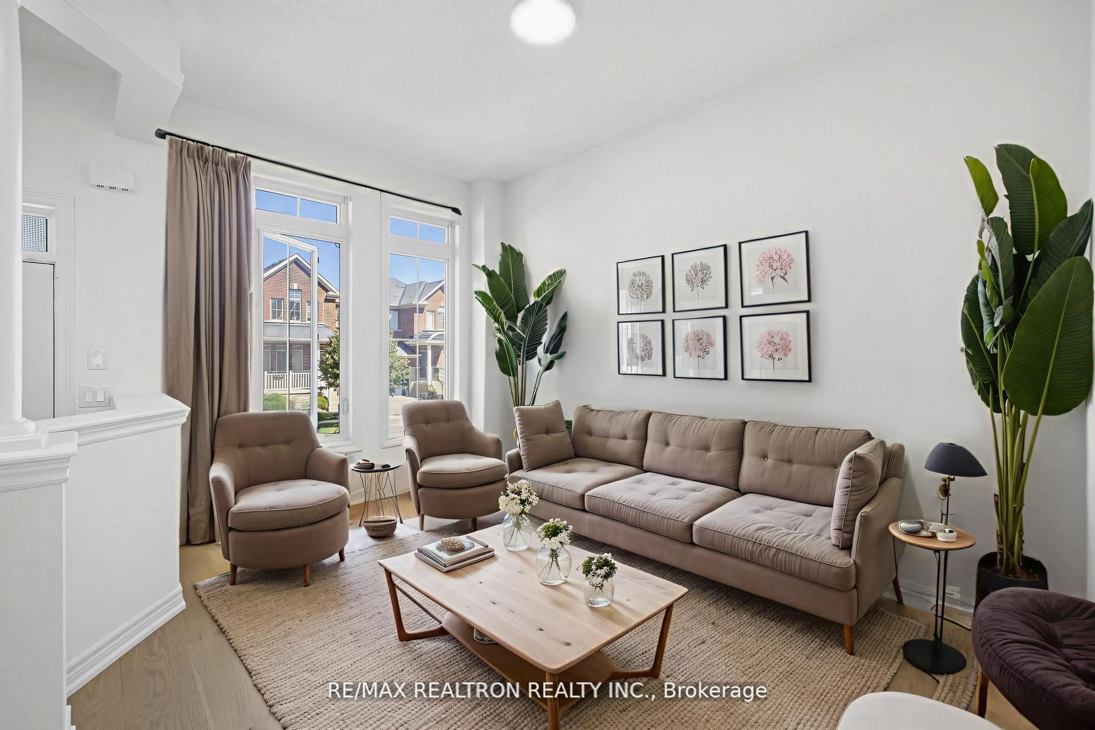 Living room with furniture, unknown for 23 Pavlova Cres, Richmond Hill Ontario L4E 0V8