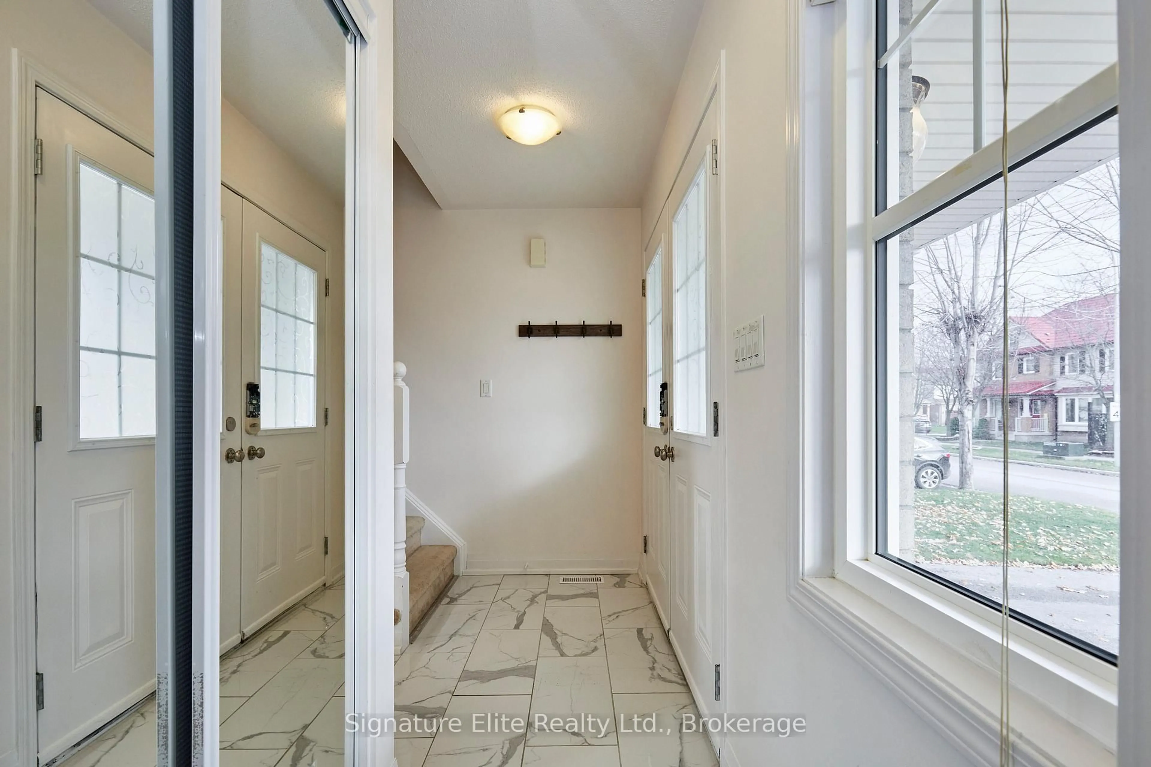 Indoor entryway for 58 John W Taylor Ave, New Tecumseth Ontario L9R 0E1