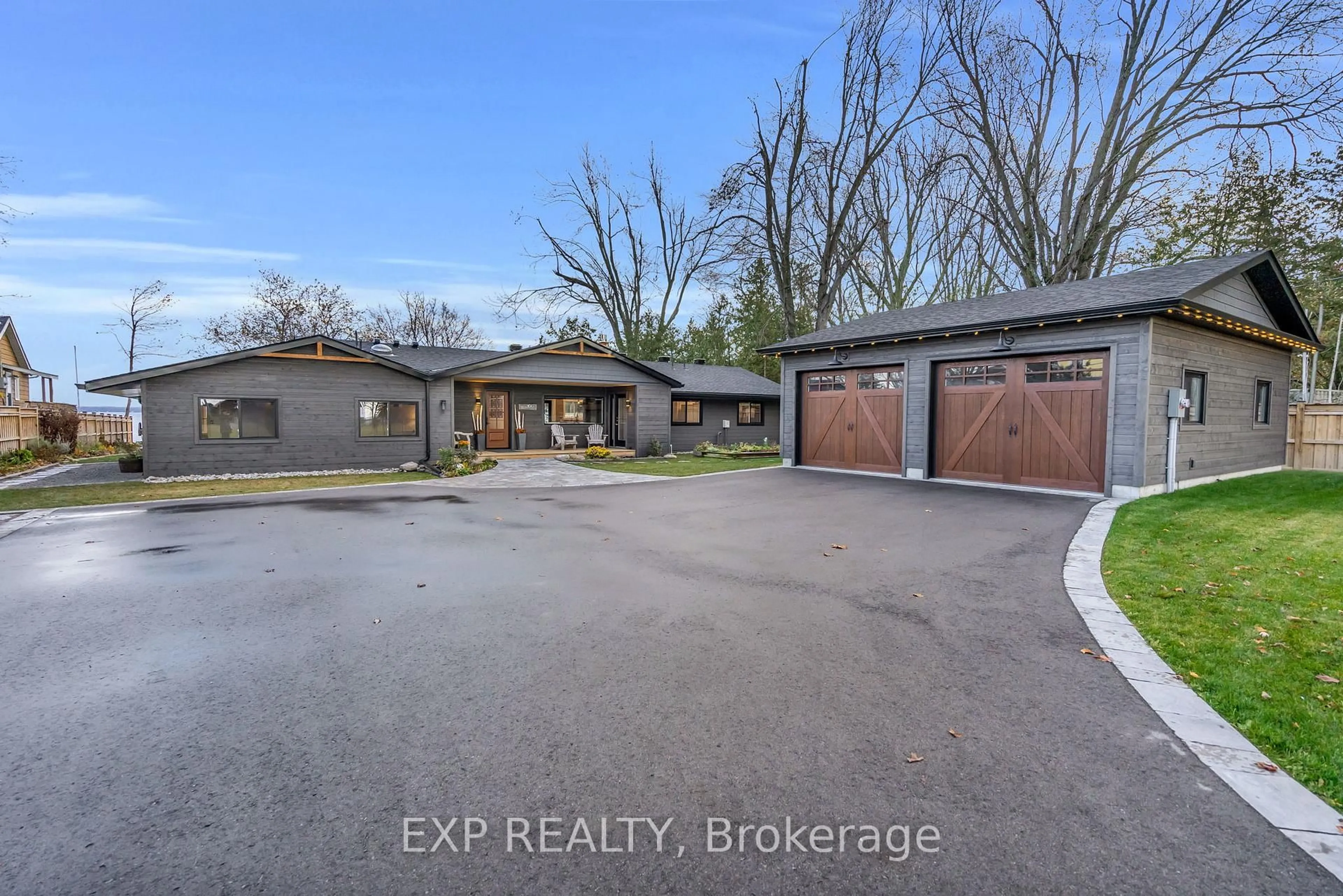 A pic from outside/outdoor area/front of a property/back of a property/a pic from drone, building for 621 Duclos Point Rd, Georgina Ontario L0E 1N0