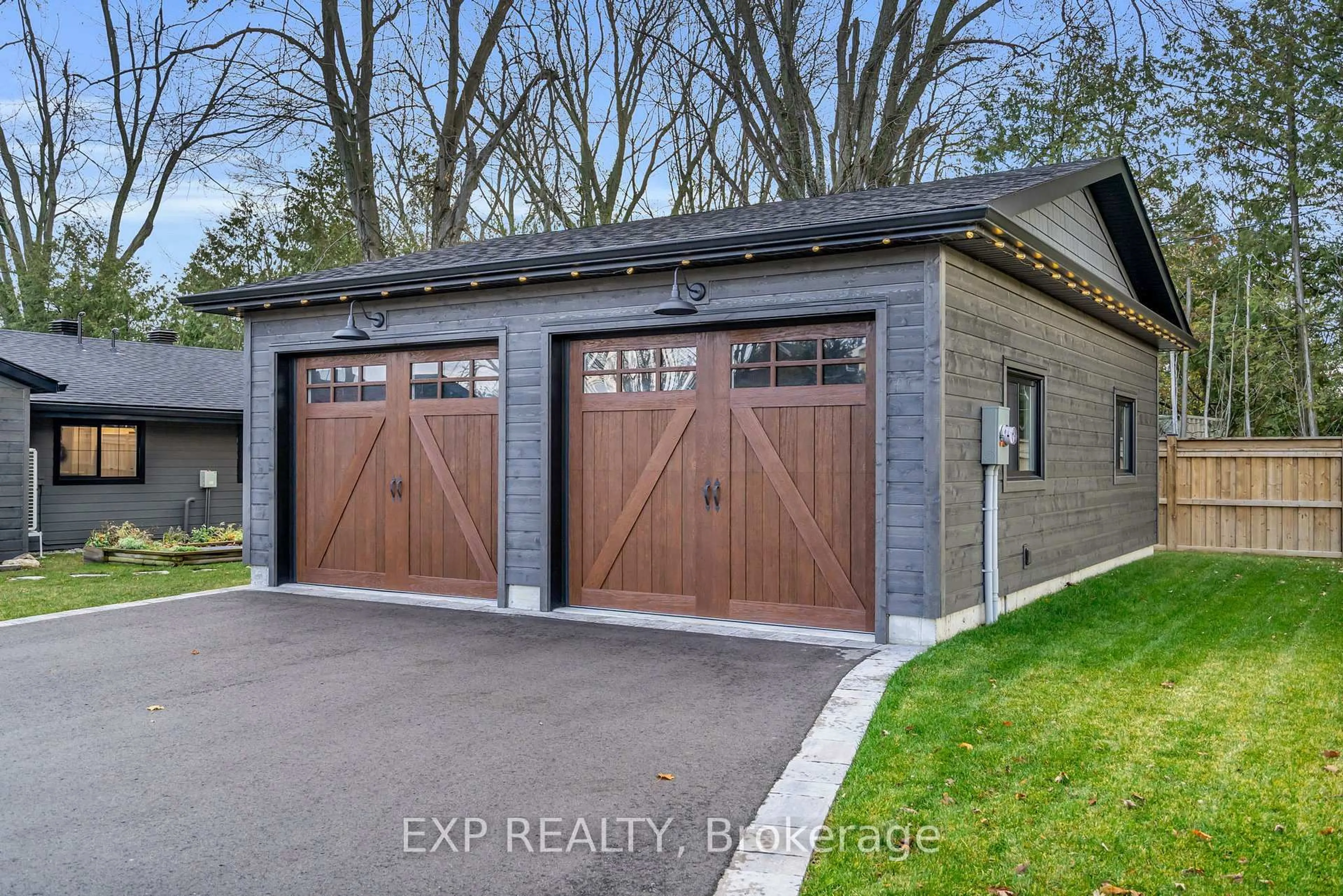 Indoor garage for 621 Duclos Point Rd, Georgina Ontario L0E 1N0