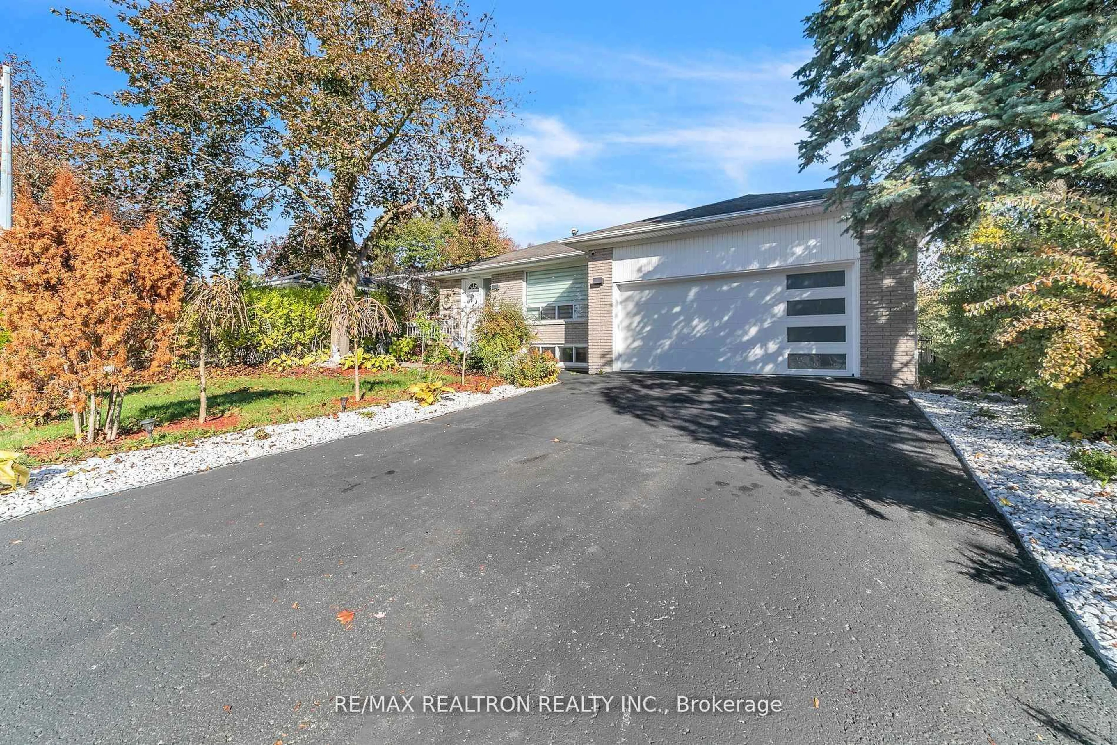 A pic from outside/outdoor area/front of a property/back of a property/a pic from drone, street for 4 Boulding Dr, Aurora Ontario L4G 2V7