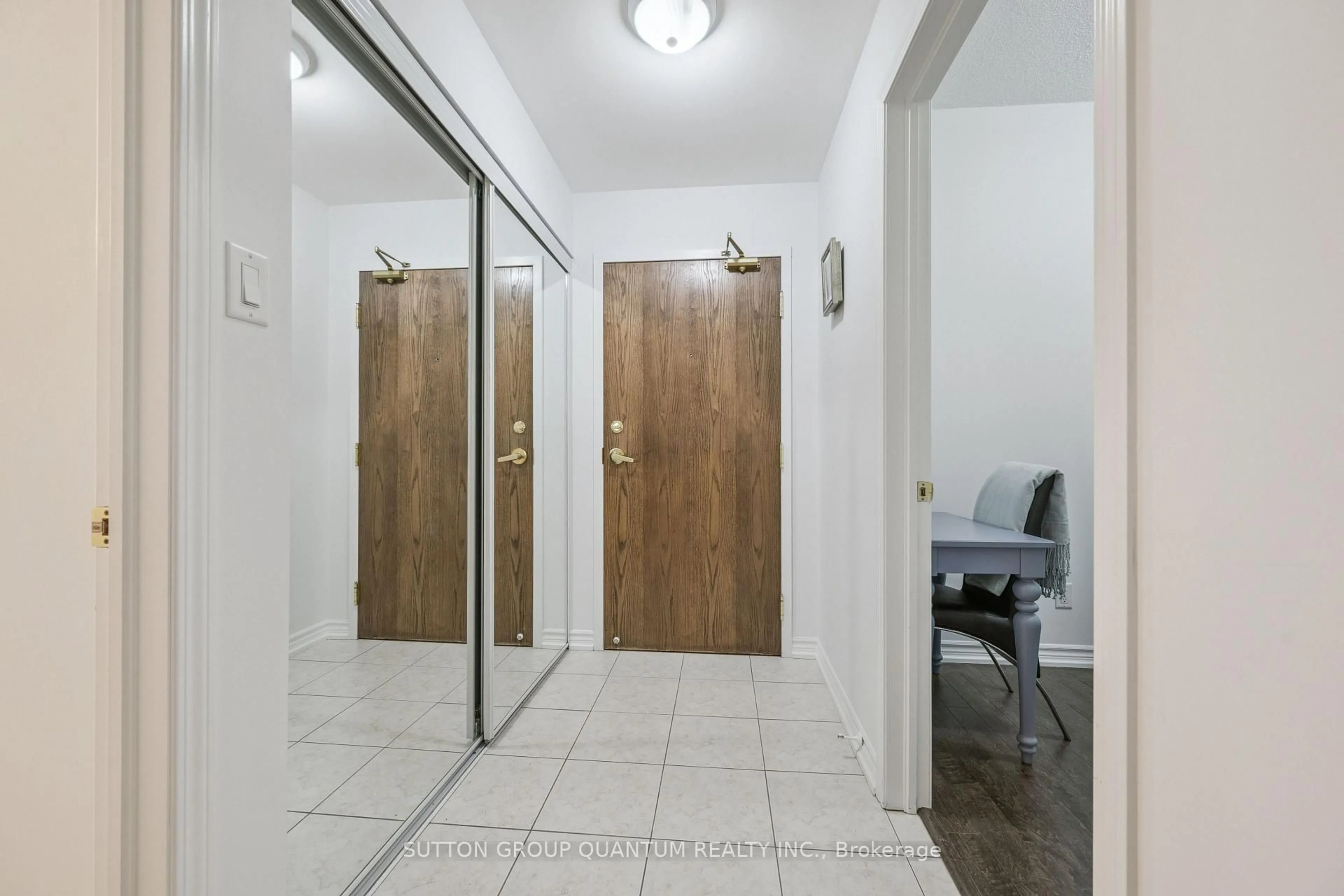 Indoor entryway for 8 Maison Parc Crt #213, Vaughan Ontario L4J 9K5