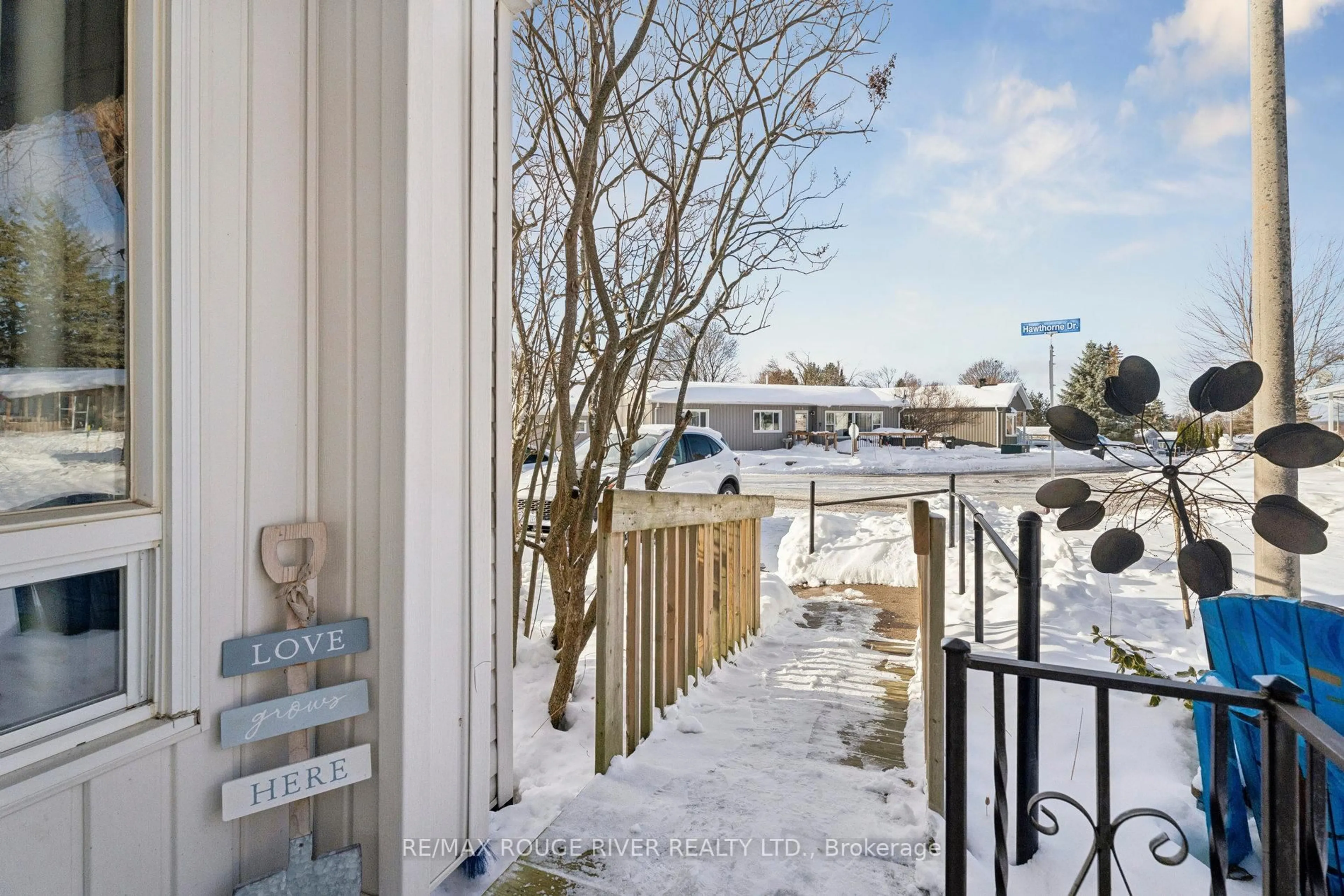 Patio, street for 35 Hawthorne Dr, Innisfil Ontario L9S 1P1