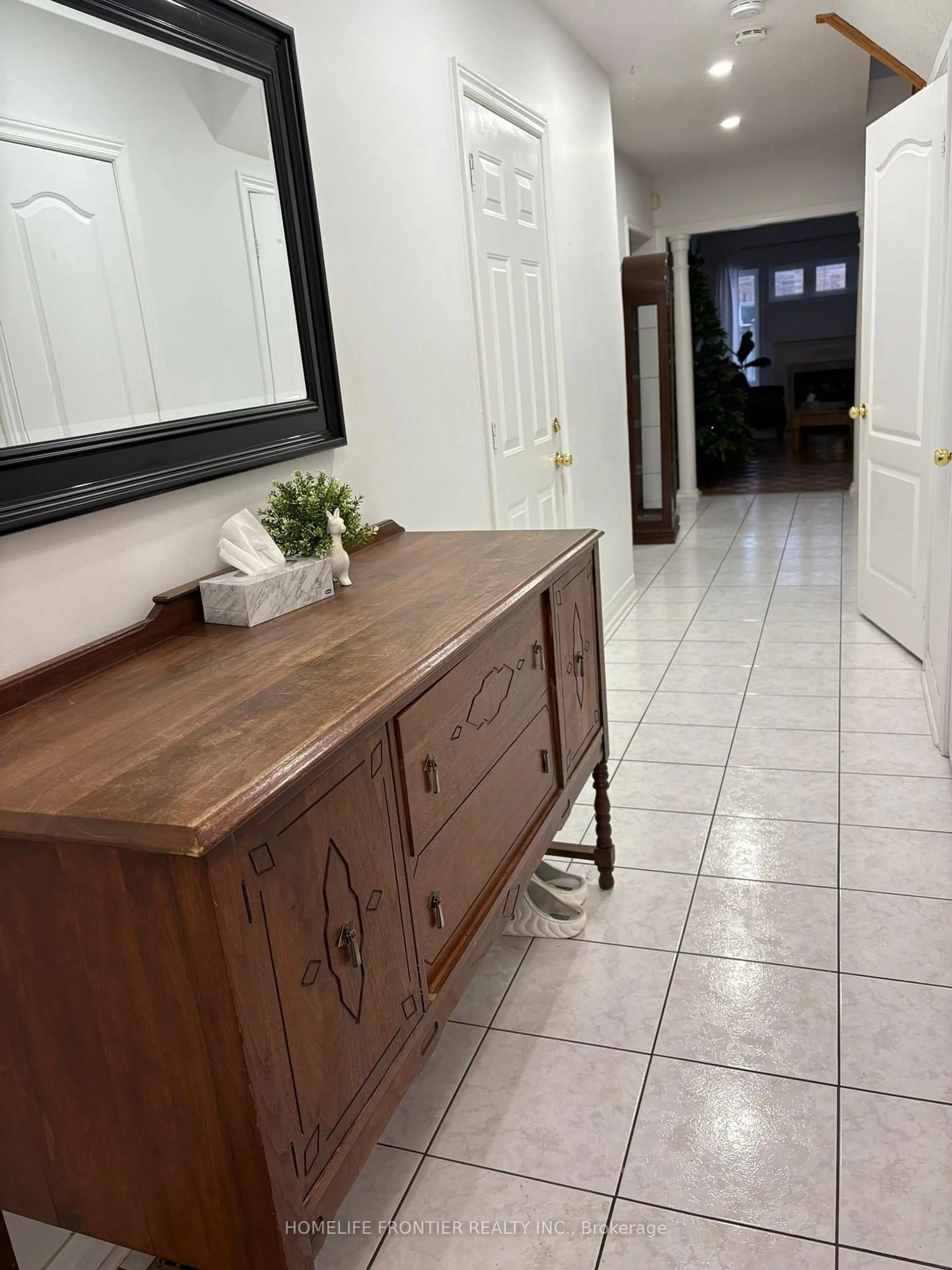 Indoor entryway for 106 Casabel Dr, Vaughan Ontario L6A 3L8