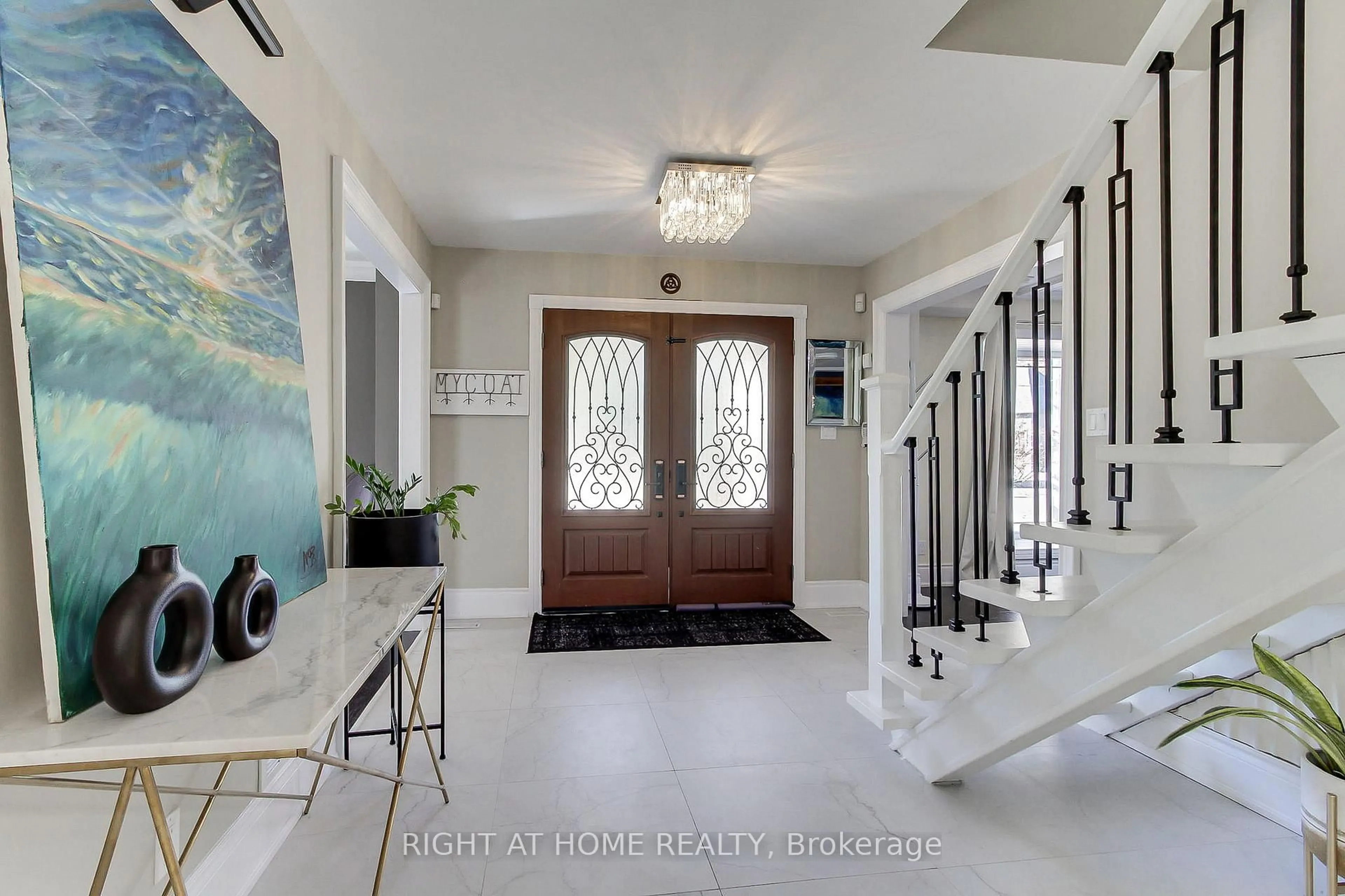 Indoor entryway for 45 Pleasant Ave, East Gwillimbury Ontario L9N 1A2