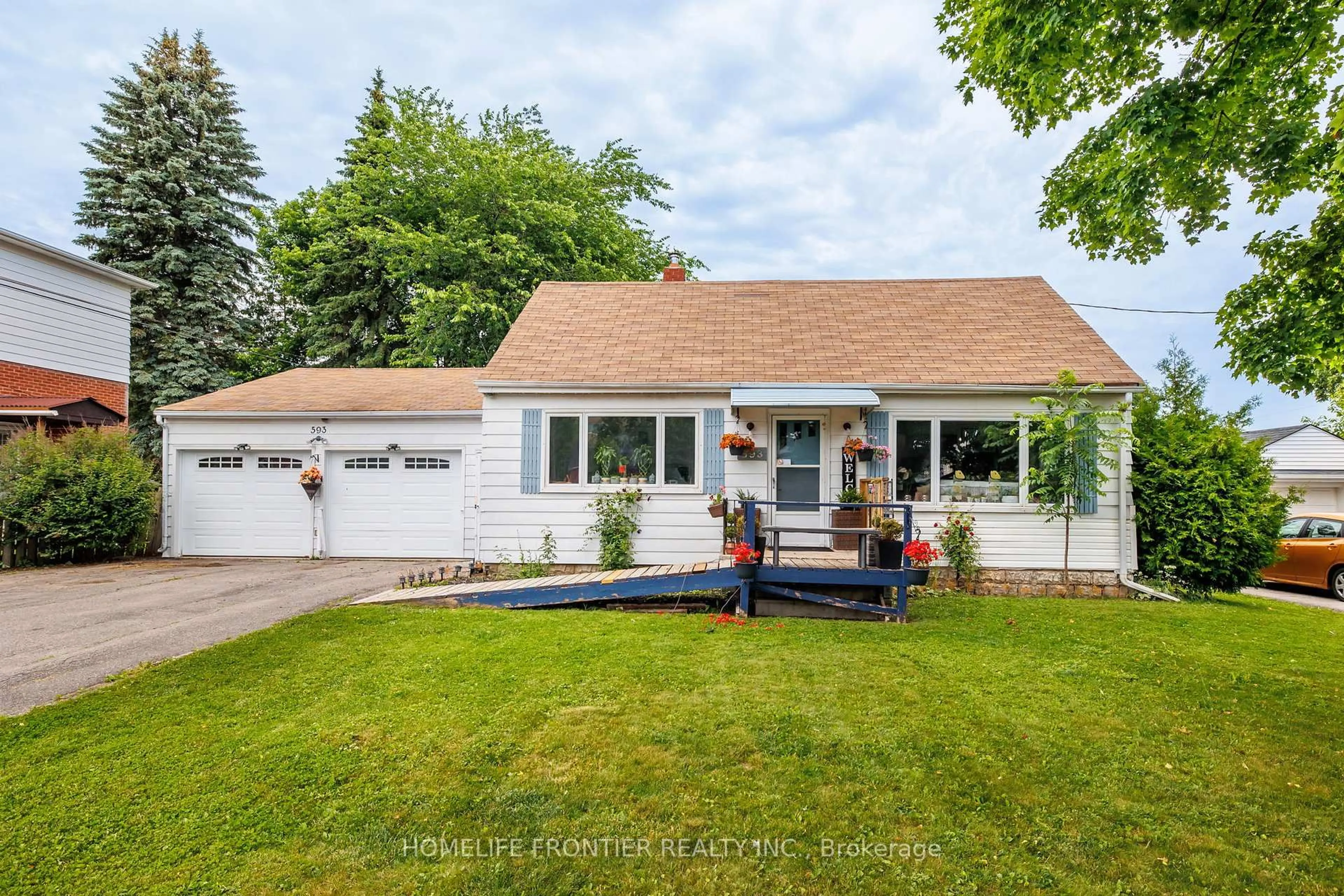 Home with vinyl exterior material, street for 593 Watson Ave, Newmarket Ontario L3Y 2V2