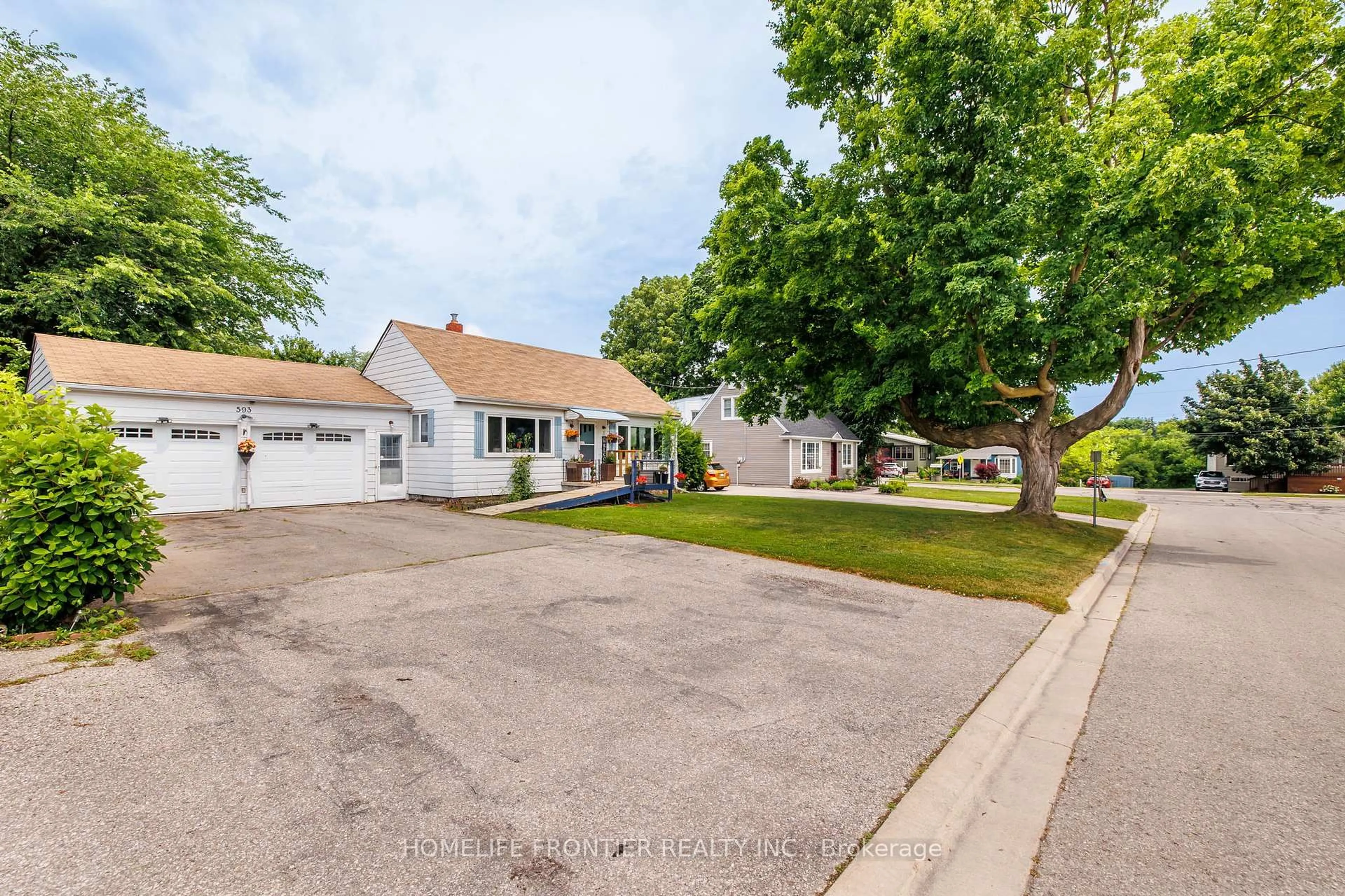 A pic from outside/outdoor area/front of a property/back of a property/a pic from drone, street for 593 Watson Ave, Newmarket Ontario L3Y 2V2