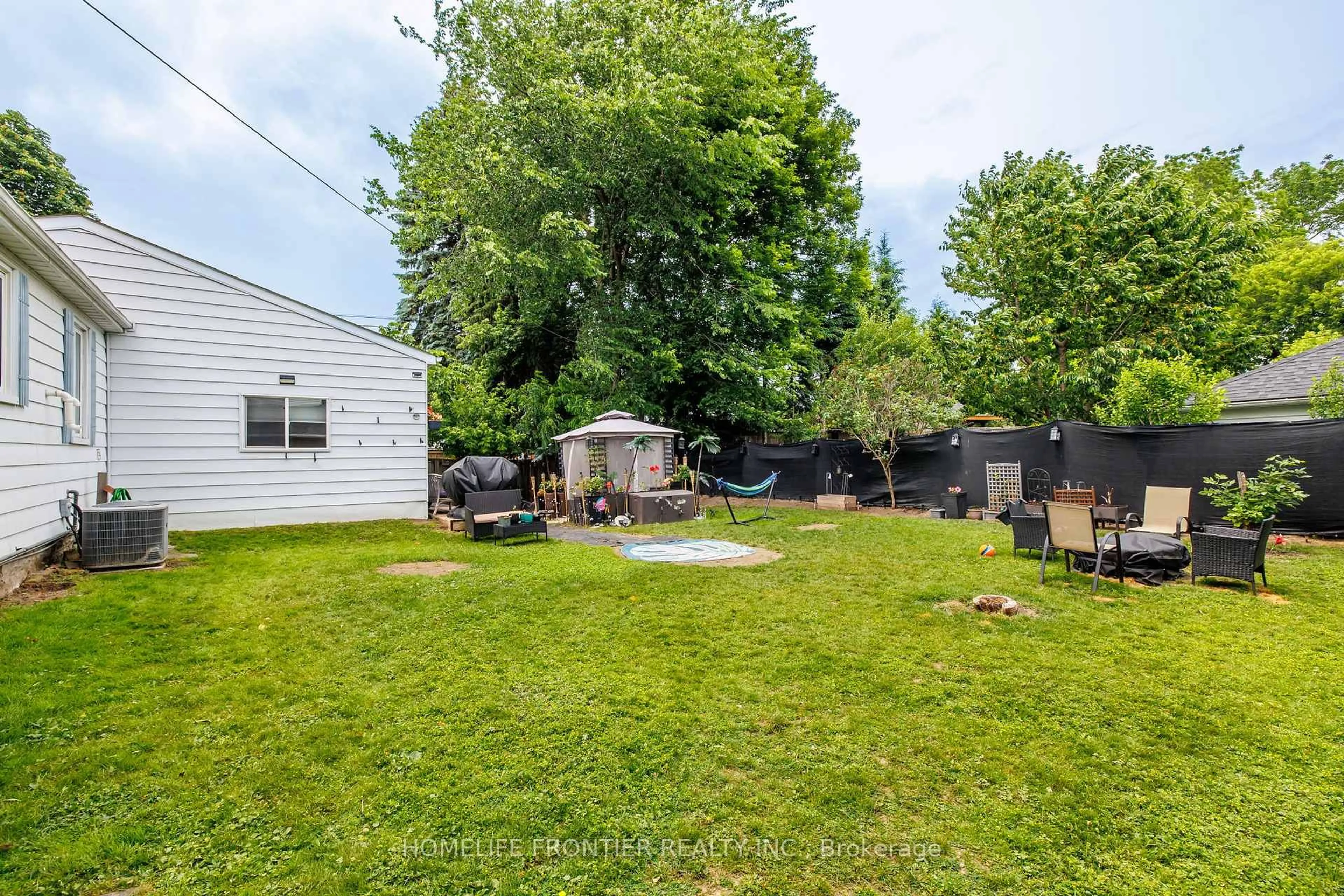 Patio, street for 593 Watson Ave, Newmarket Ontario L3Y 2V2