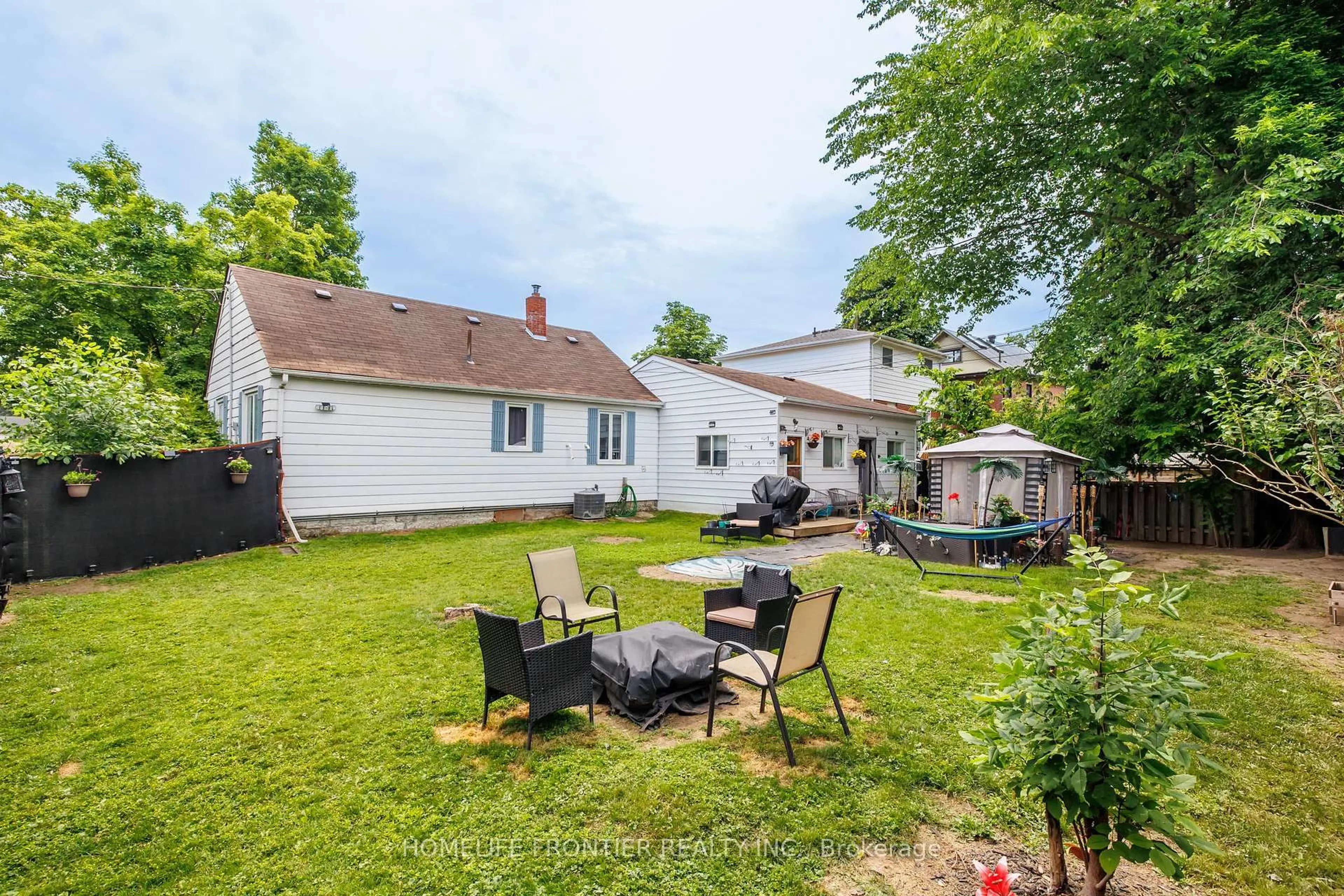 Patio, street for 593 Watson Ave, Newmarket Ontario L3Y 2V2