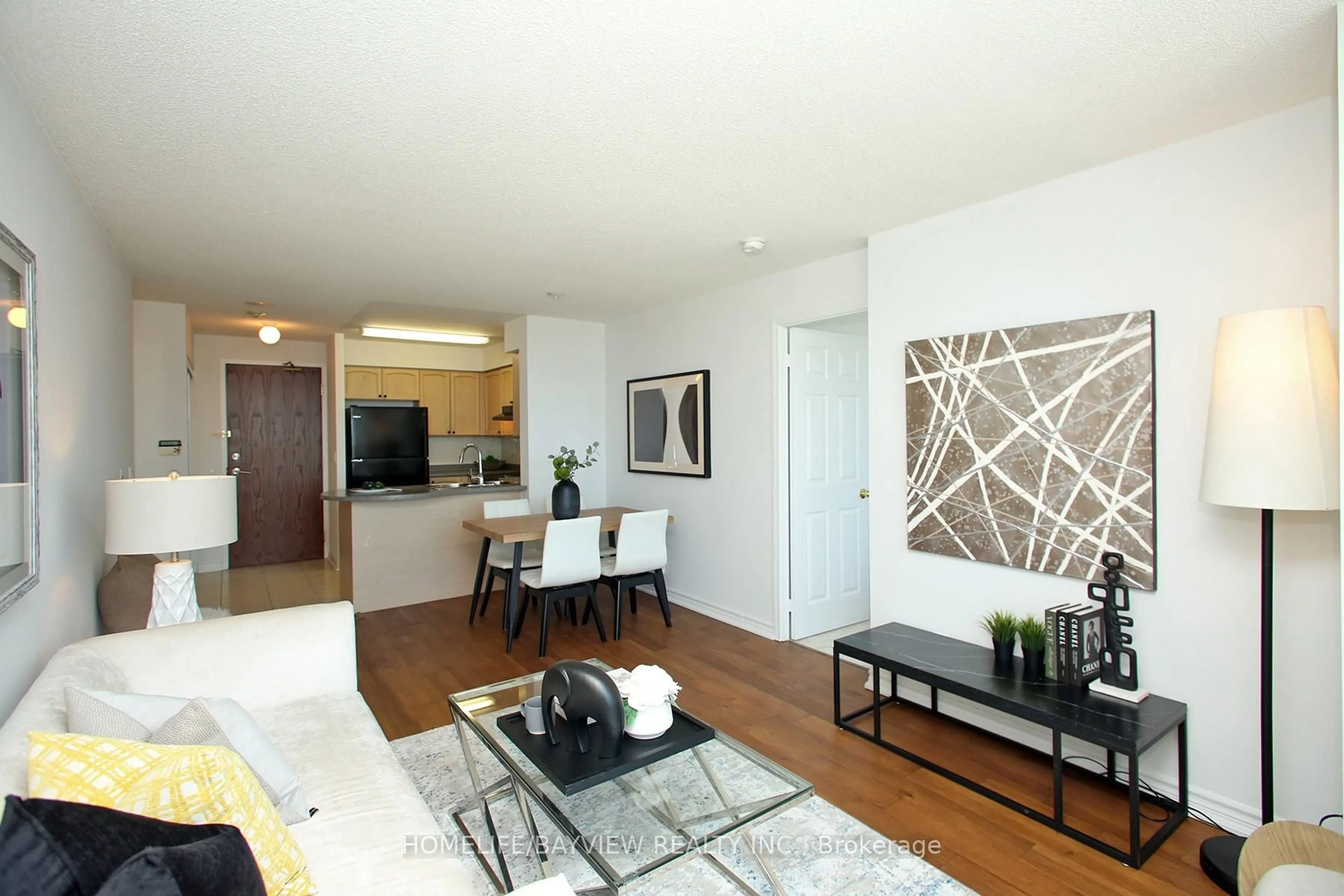 Living room with furniture, wood/laminate floor for 23 Oneida Cres #PH12, Richmond Hill Ontario L4B 0A2