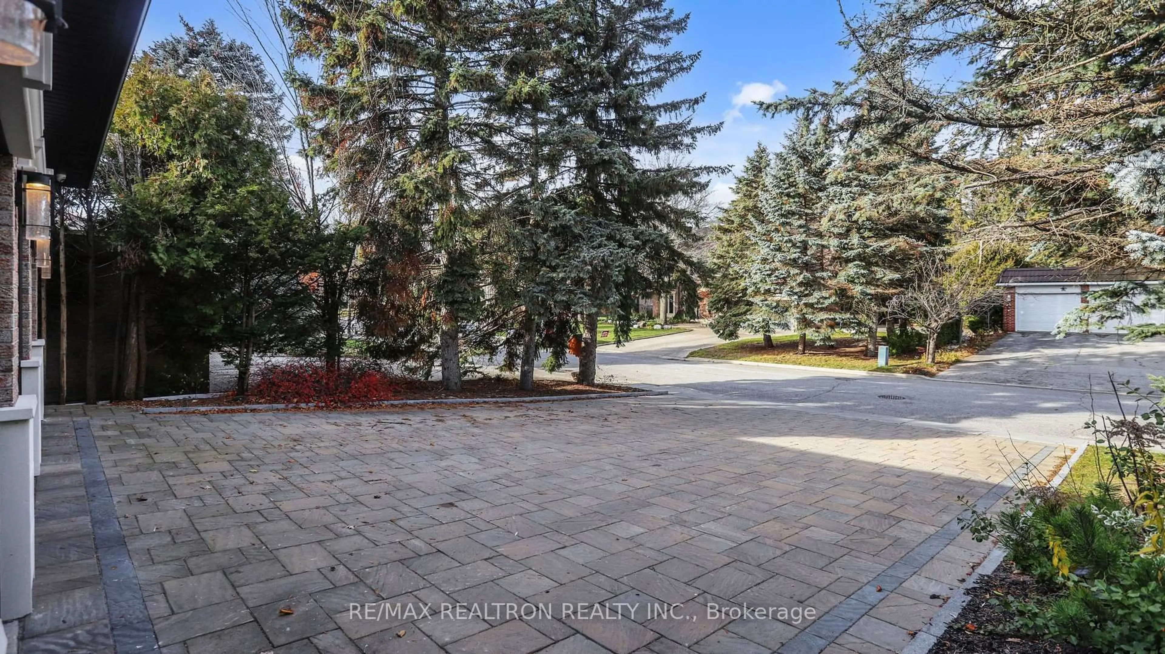 Patio, street for 1 Whitelaw Crt, Markham Ontario L3T 5E6
