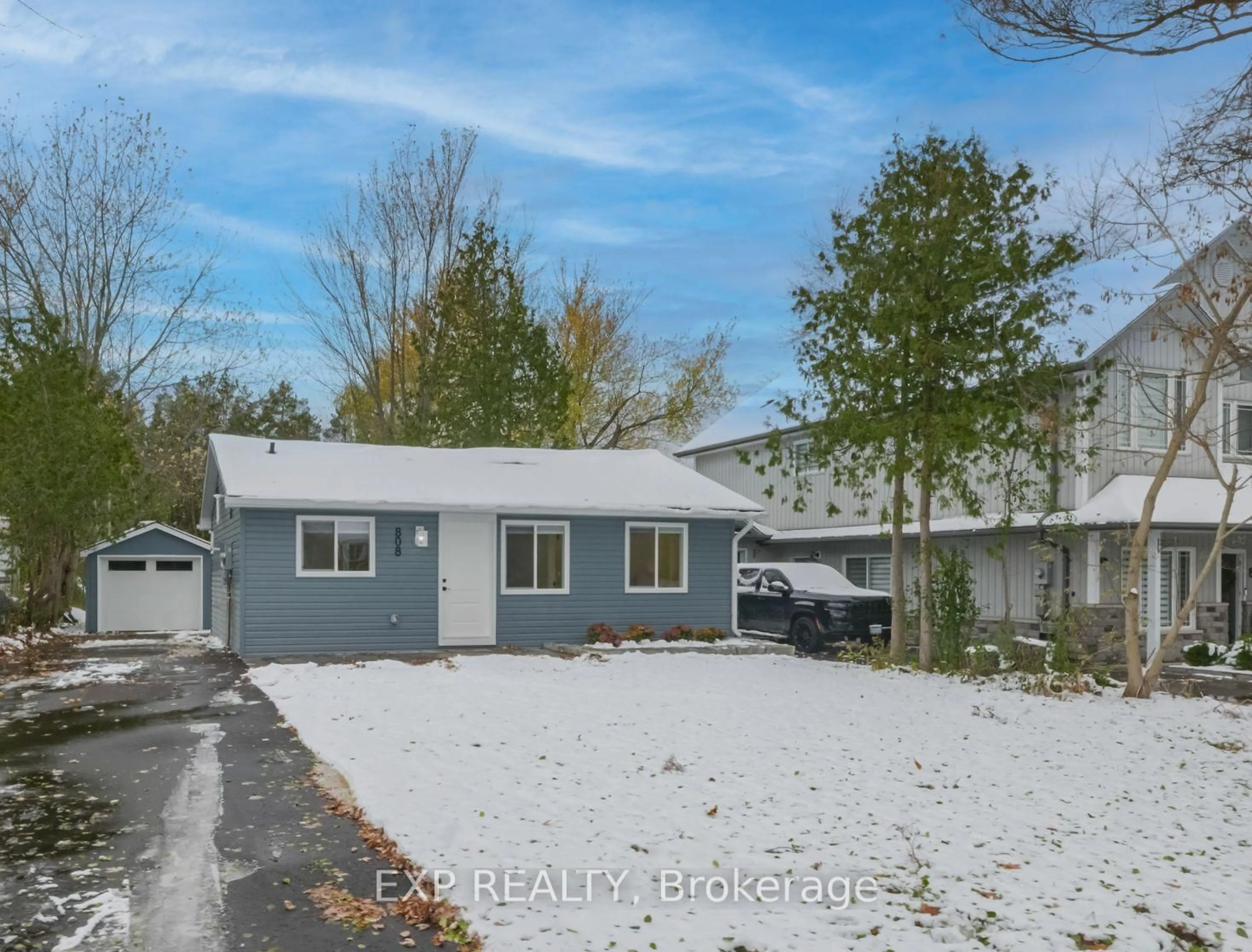 A pic from outside/outdoor area/front of a property/back of a property/a pic from drone, street for 808 Montsell Ave, Georgina Ontario L0E 1S0