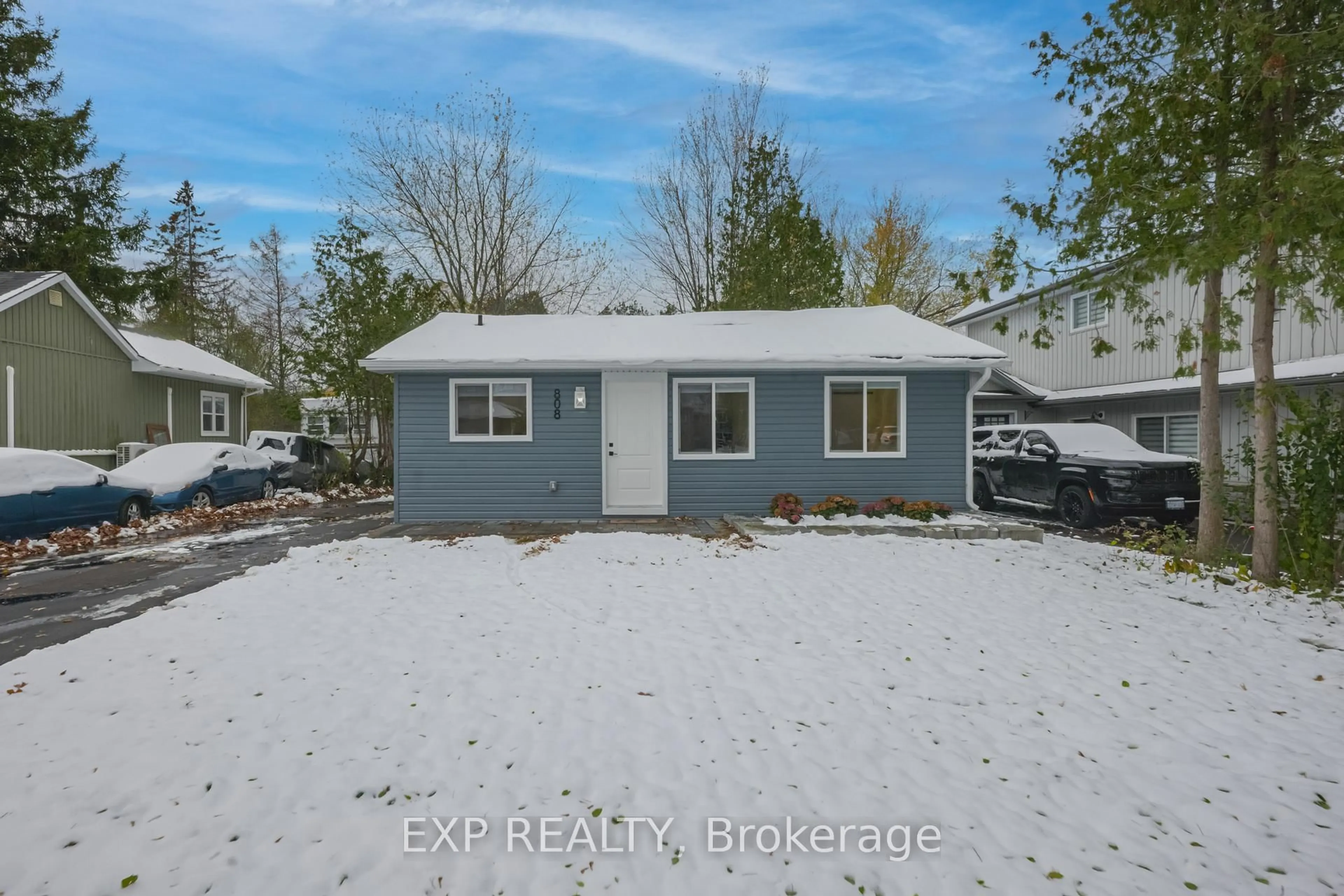 A pic from outside/outdoor area/front of a property/back of a property/a pic from drone, street for 808 Montsell Ave, Georgina Ontario L0E 1S0