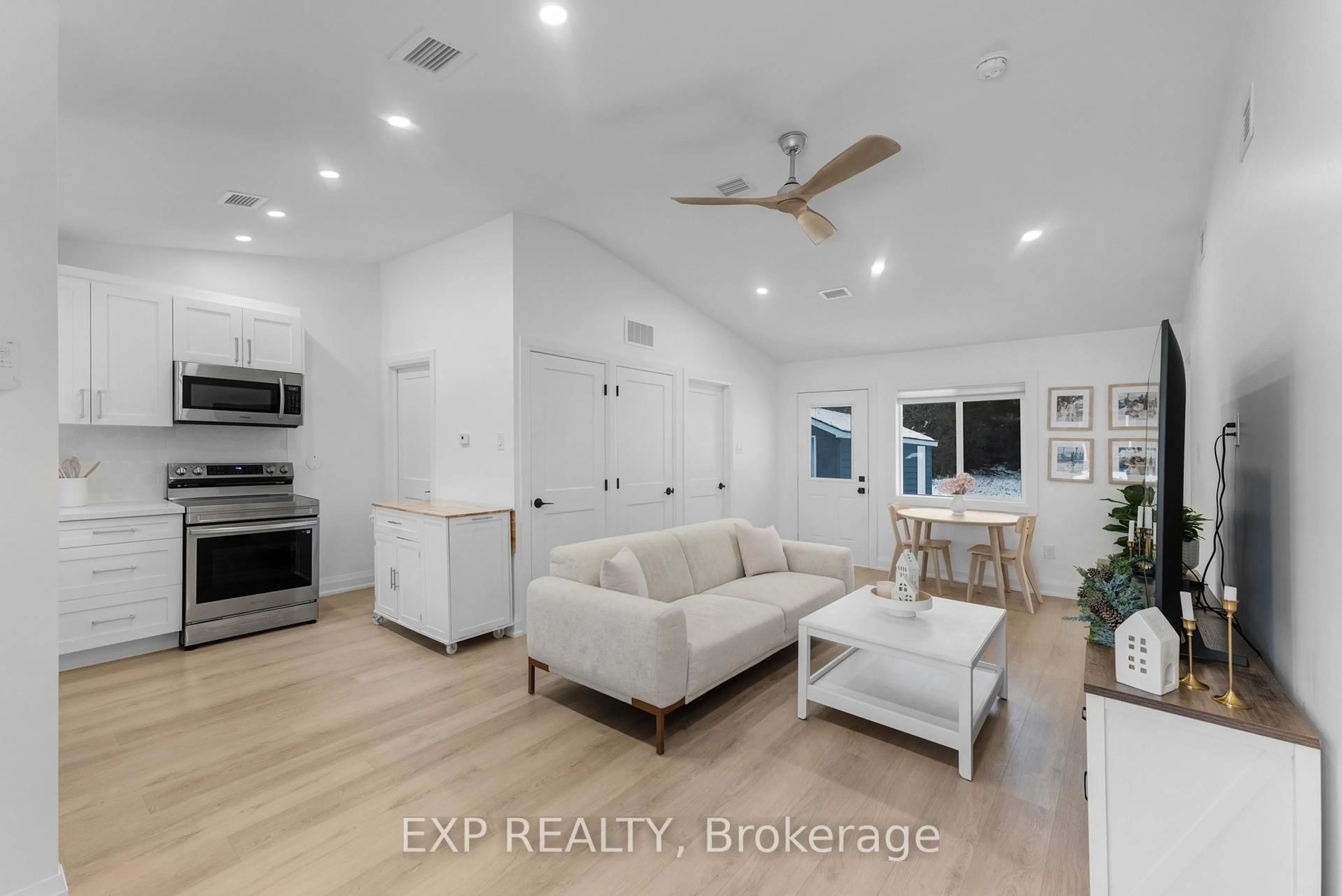 Open concept kitchen, unknown for 808 Montsell Ave, Georgina Ontario L0E 1S0