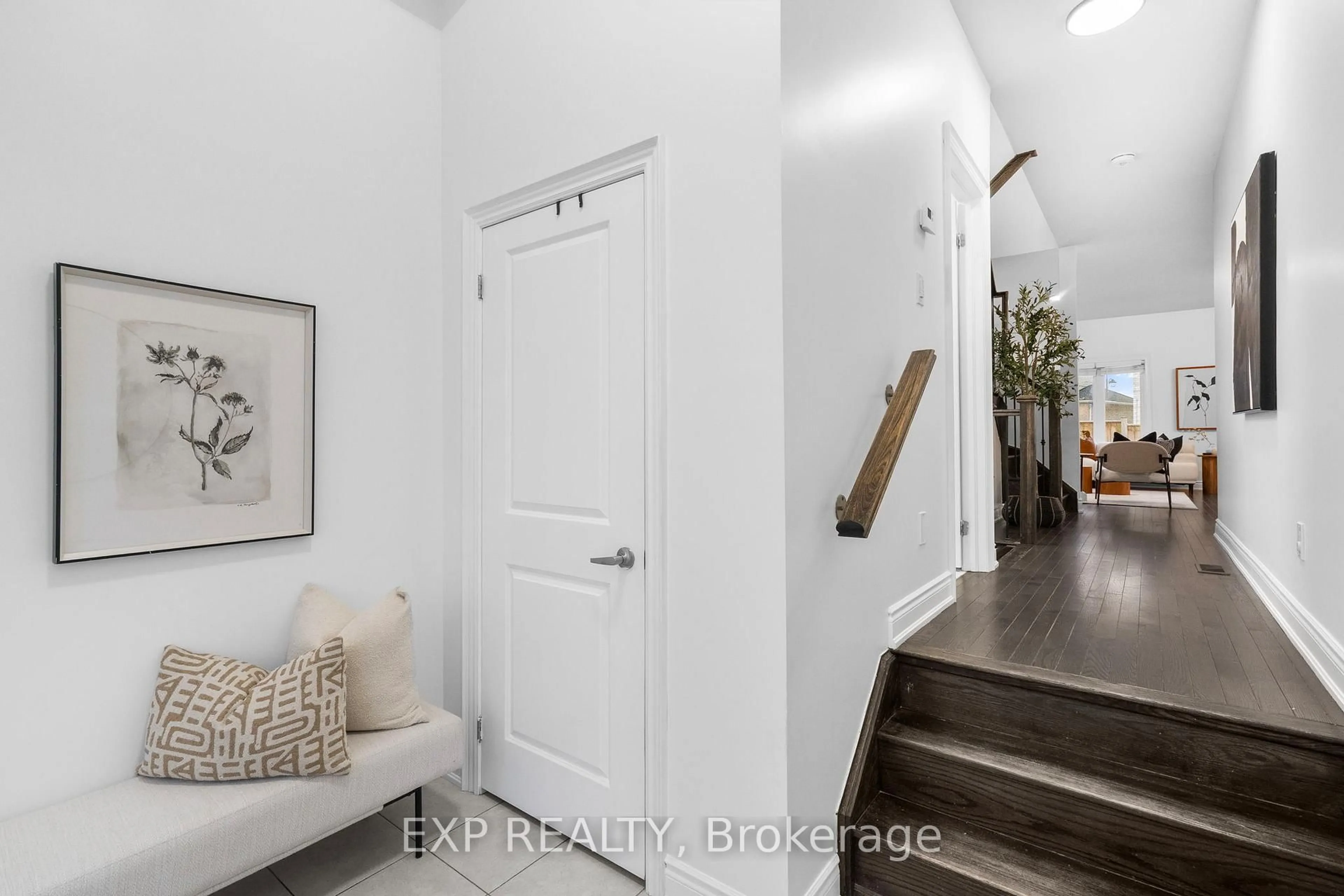 Indoor entryway for 155 Veterans St, Bradford West Gwillimbury Ontario L3Z 4H6