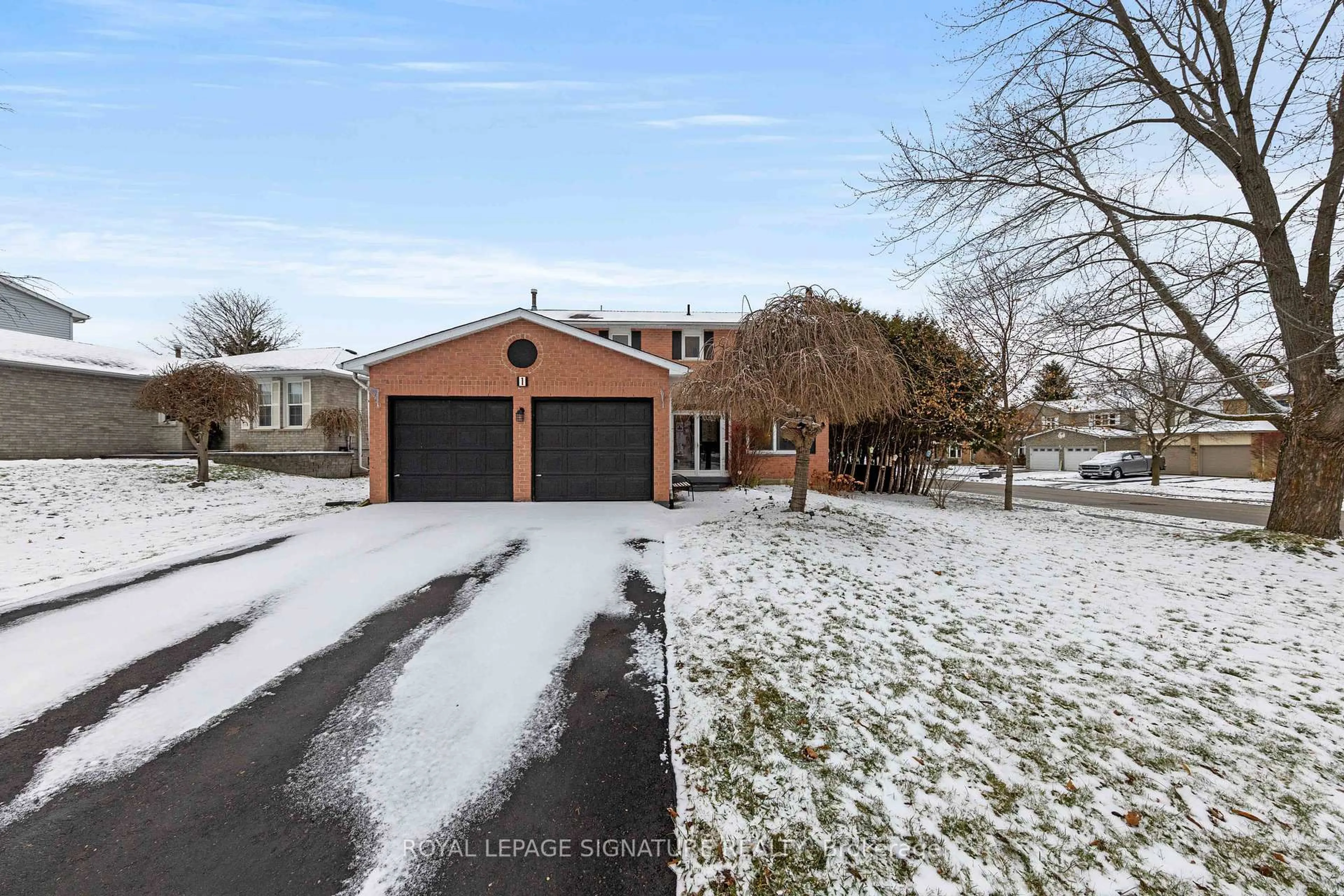 A pic from outside/outdoor area/front of a property/back of a property/a pic from drone, street for 1 Forrestwood Cres, East Gwillimbury Ontario L9N 1C6
