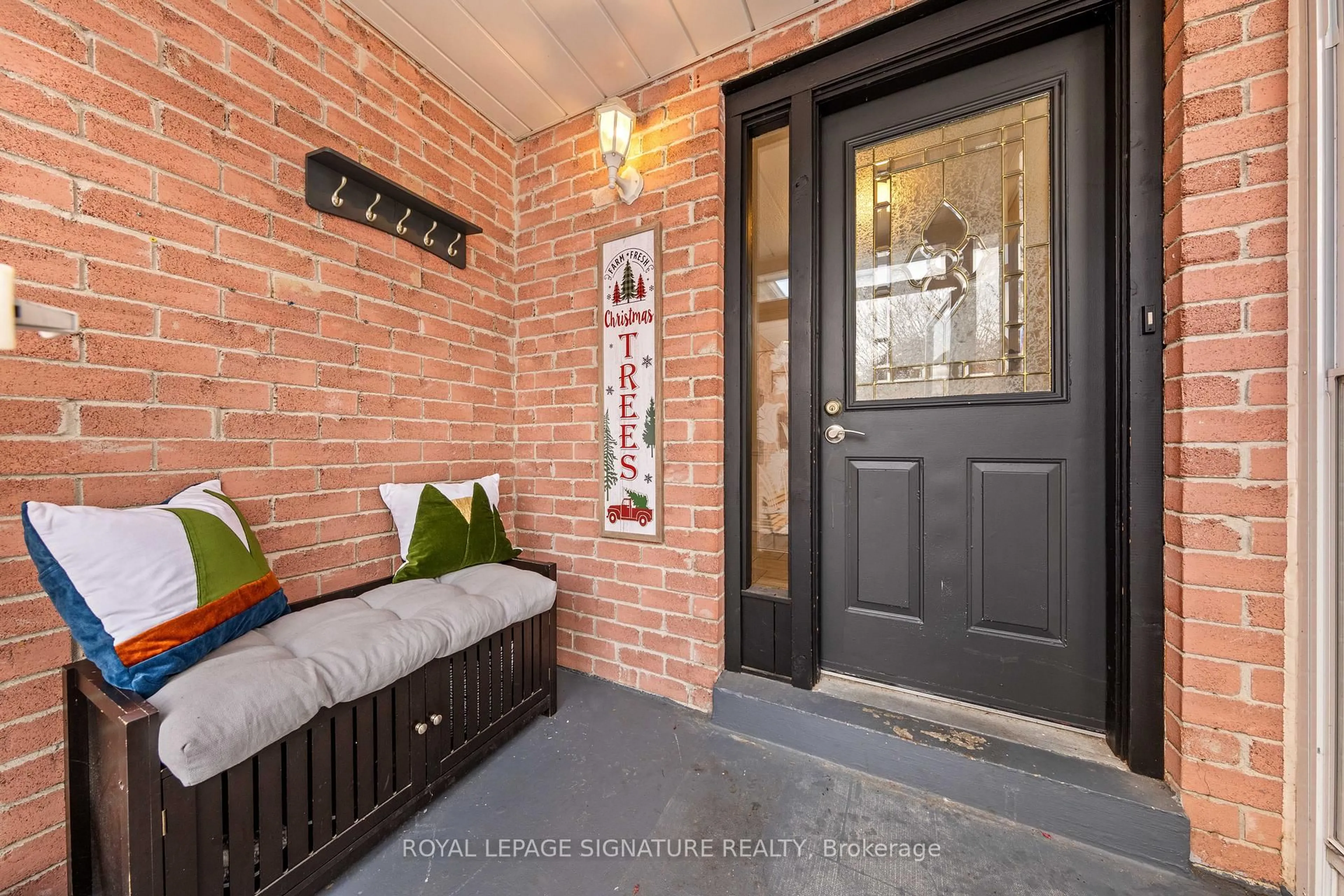 Indoor entryway for 1 Forrestwood Cres, East Gwillimbury Ontario L9N 1C6